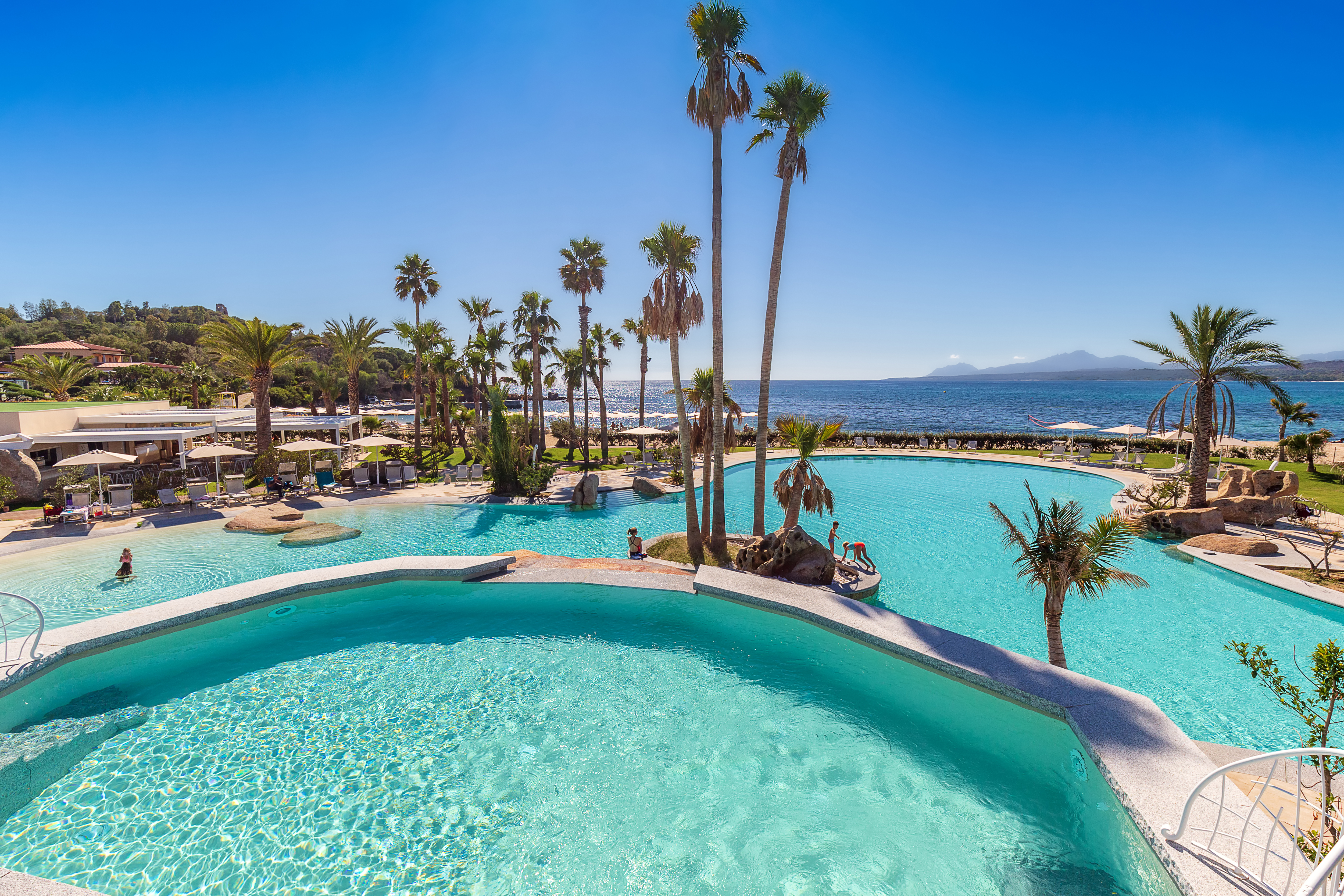 Det store poolområde på Hotel Club Saraceno