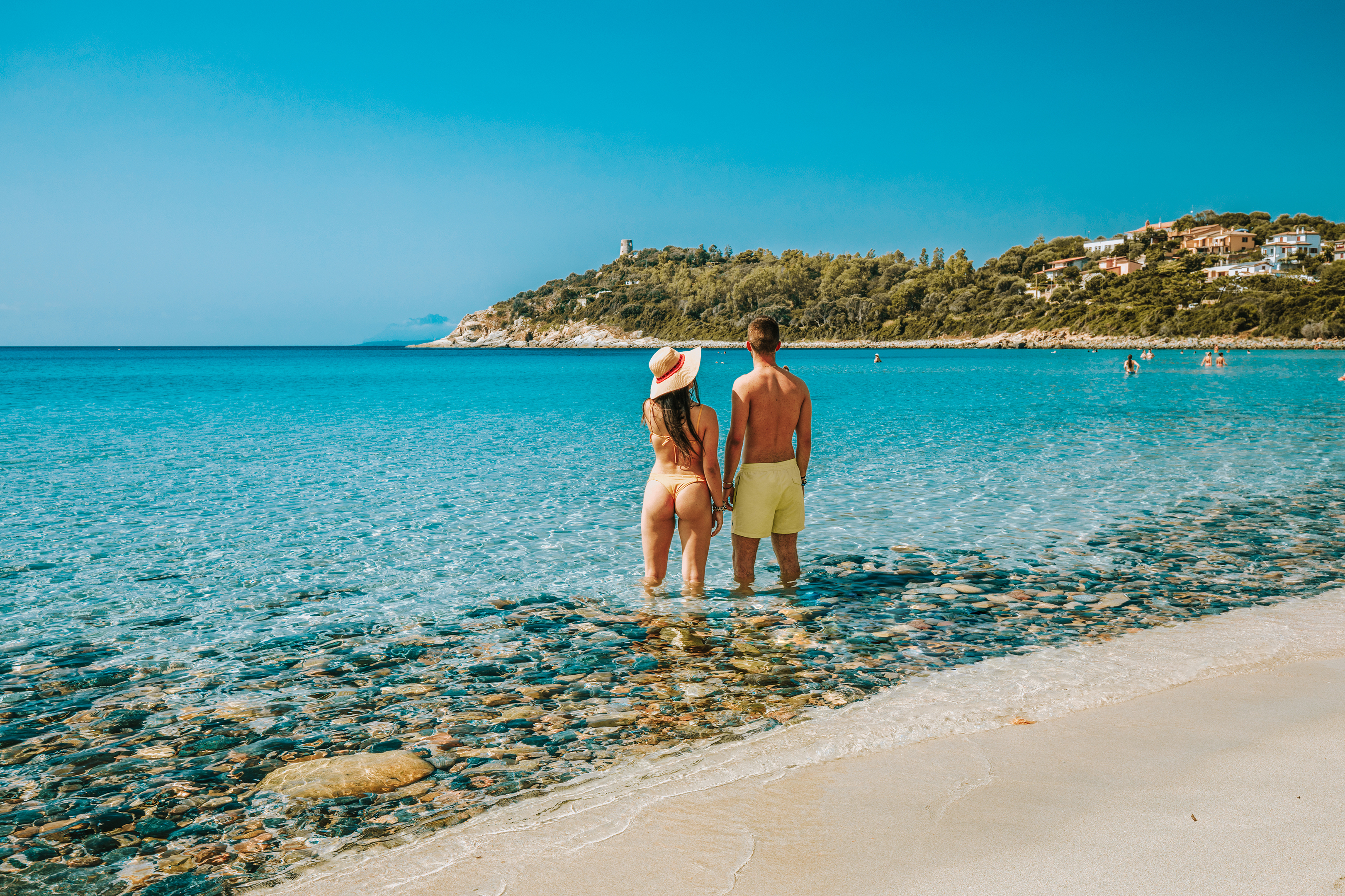 Det er en virkelig skøn strand med nærmest glasklart vand