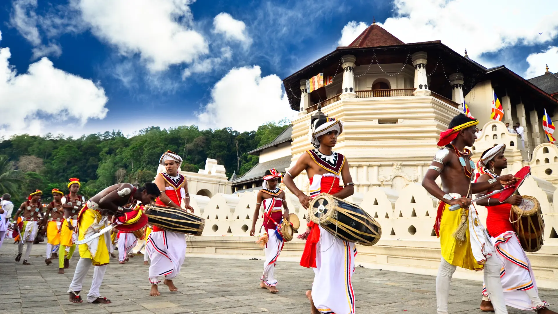 KANDY - festivalstemning omkring templet hvor buddhas ene tand opbevares, Check Point Travel