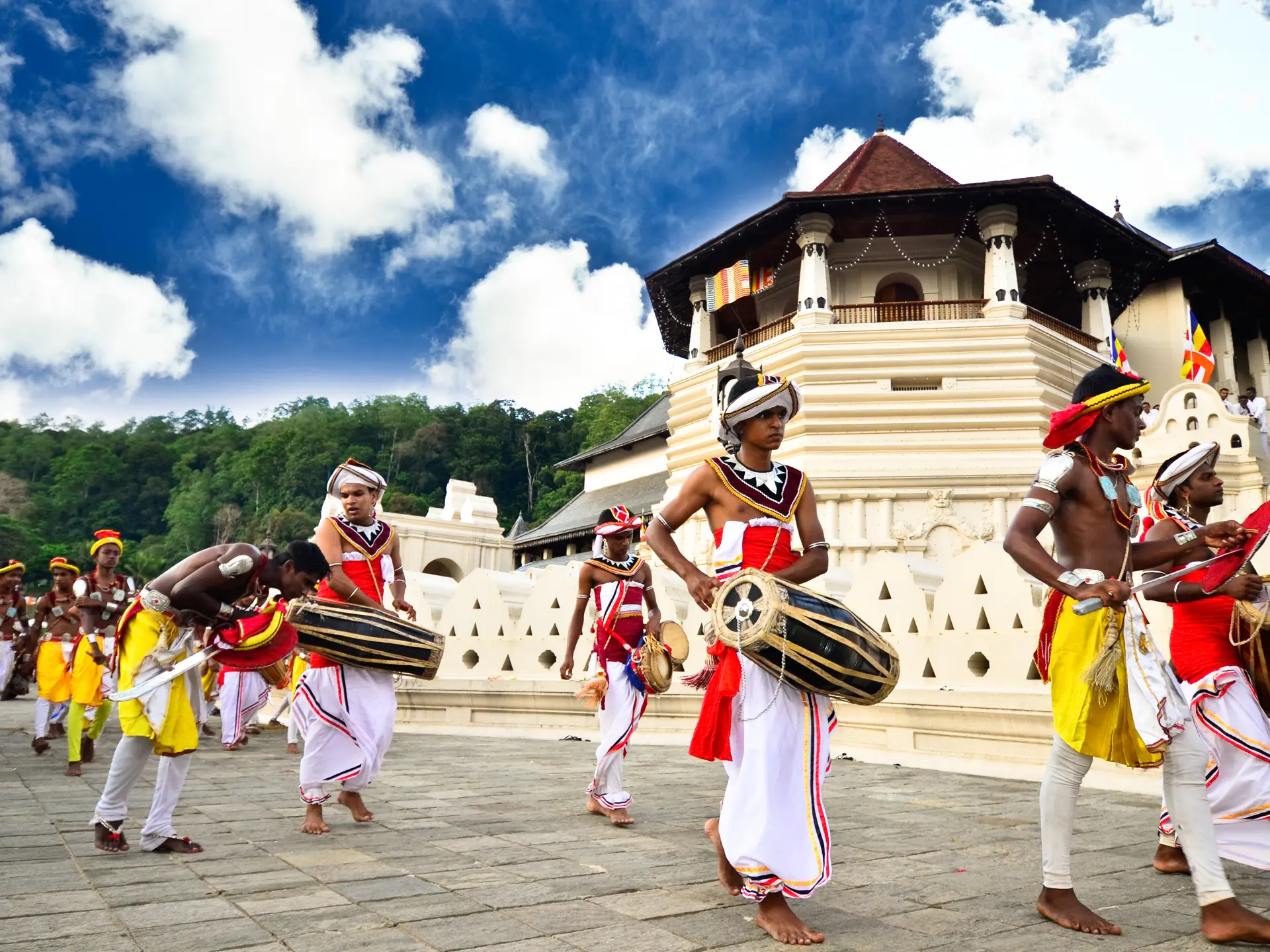 KANDY - festivalstemning omkring templet hvor buddhas ene tand opbevares, Check Point Travel