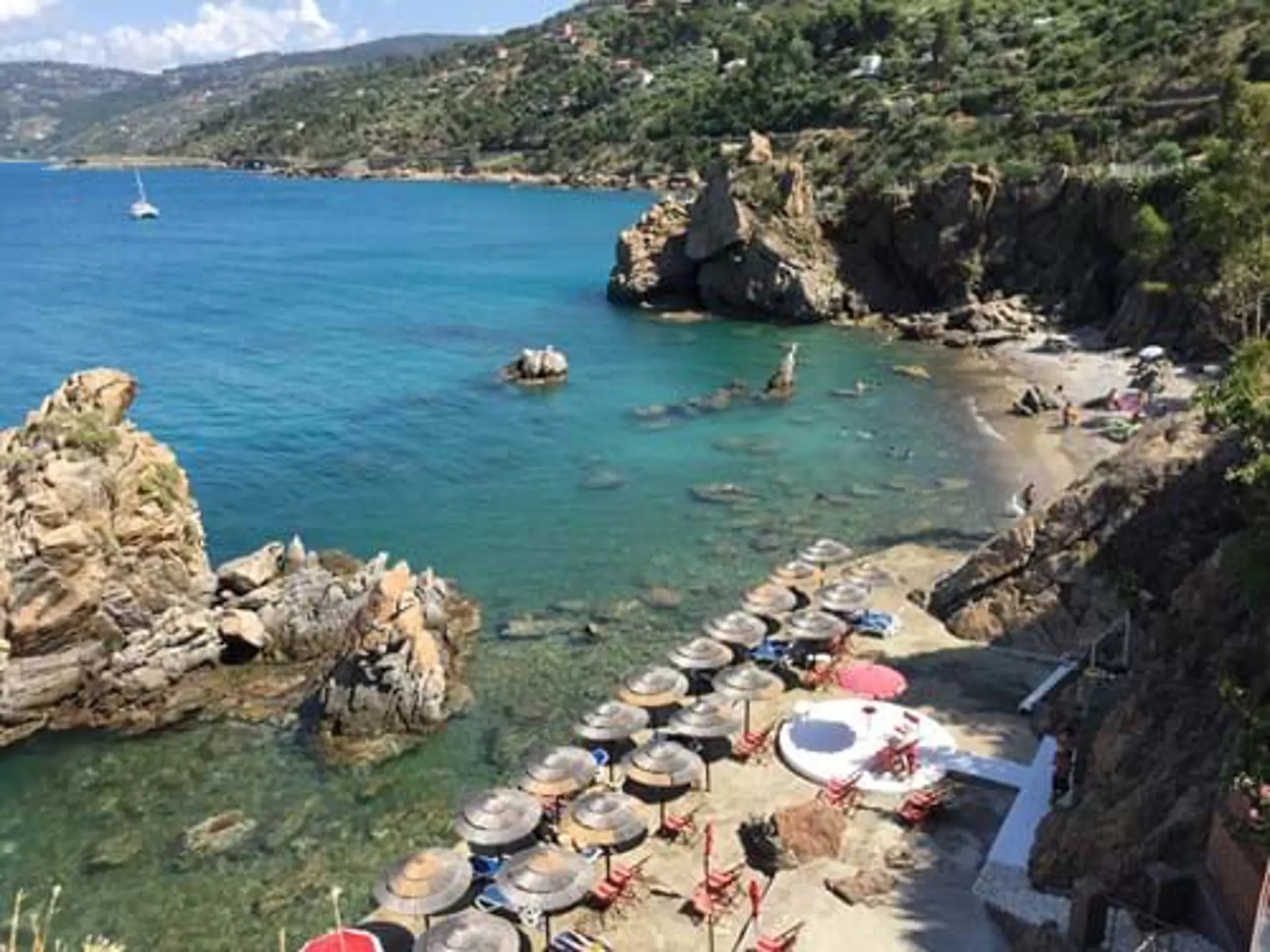 Lige Ved Siden Af Det Private Stranddaek Paa Hotel Kalura Ligger Der En Strand