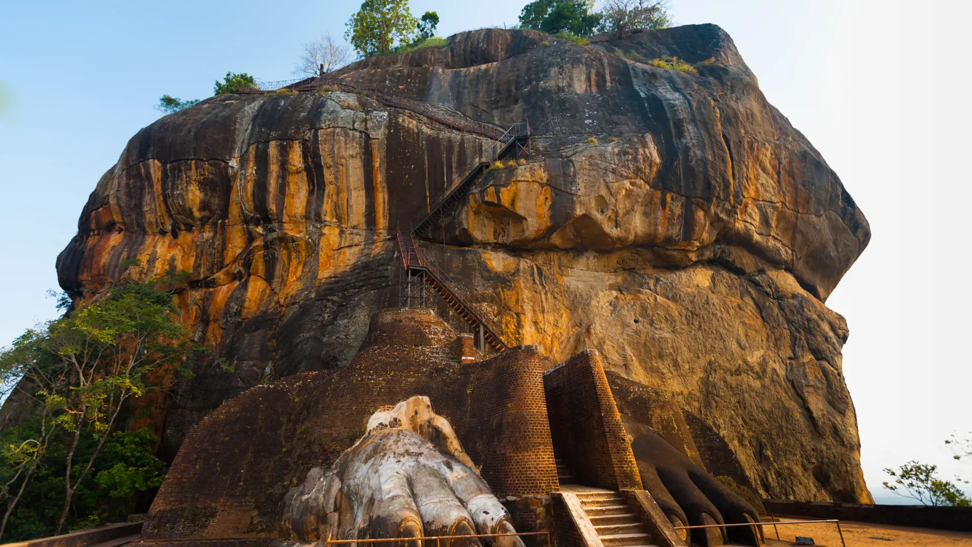 dag 6Sigiriya rock, guarded by a pair of lion feet in Sri Lanka_116728291.jpg