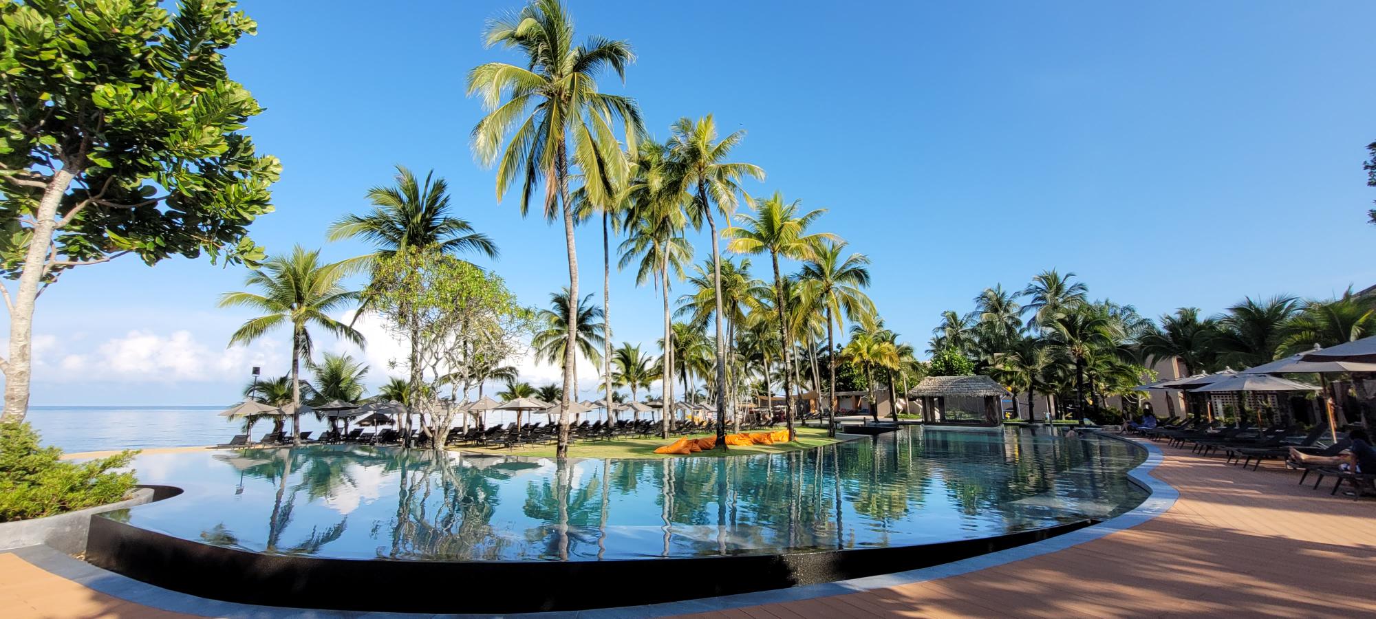 La Floras store pool med udsigt til havet.