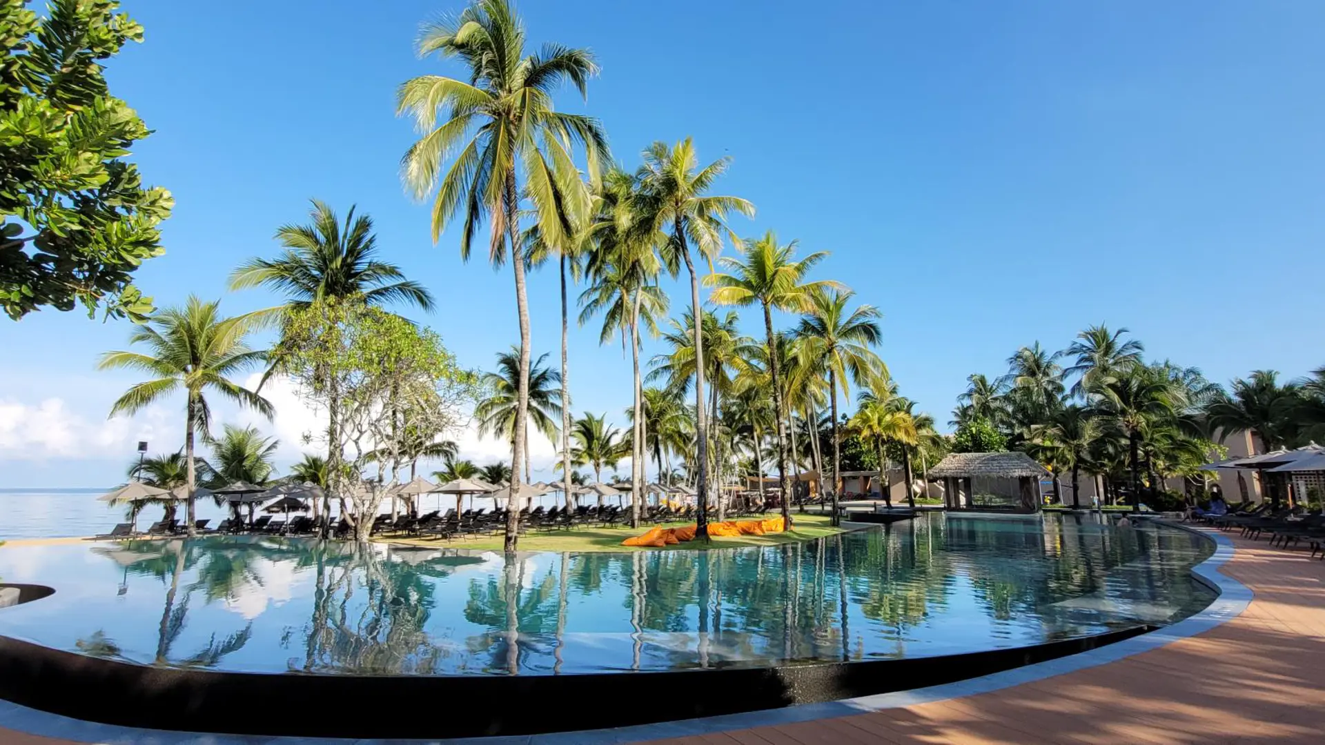 La Floras store pool med udsigt til havet.