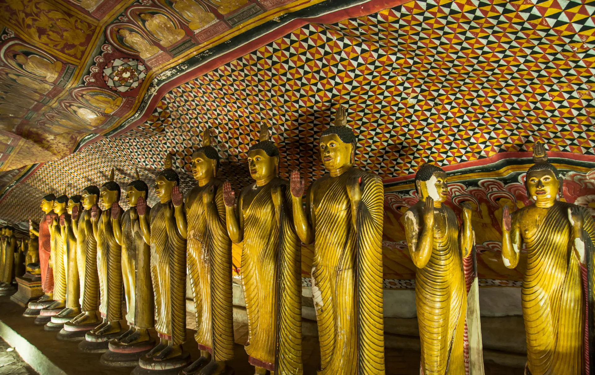 DAMBULA - de historiske klippetempler er udsmykkede fra gulv til loft, Check Point Travel