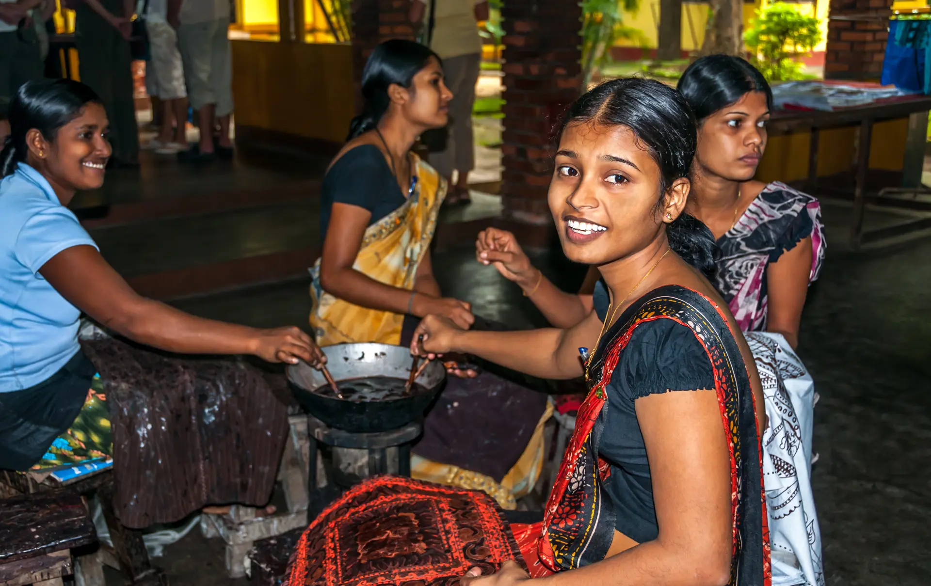 DAMBULLA - unge piger laver klassisk srilankansk batik, Check Point Travel