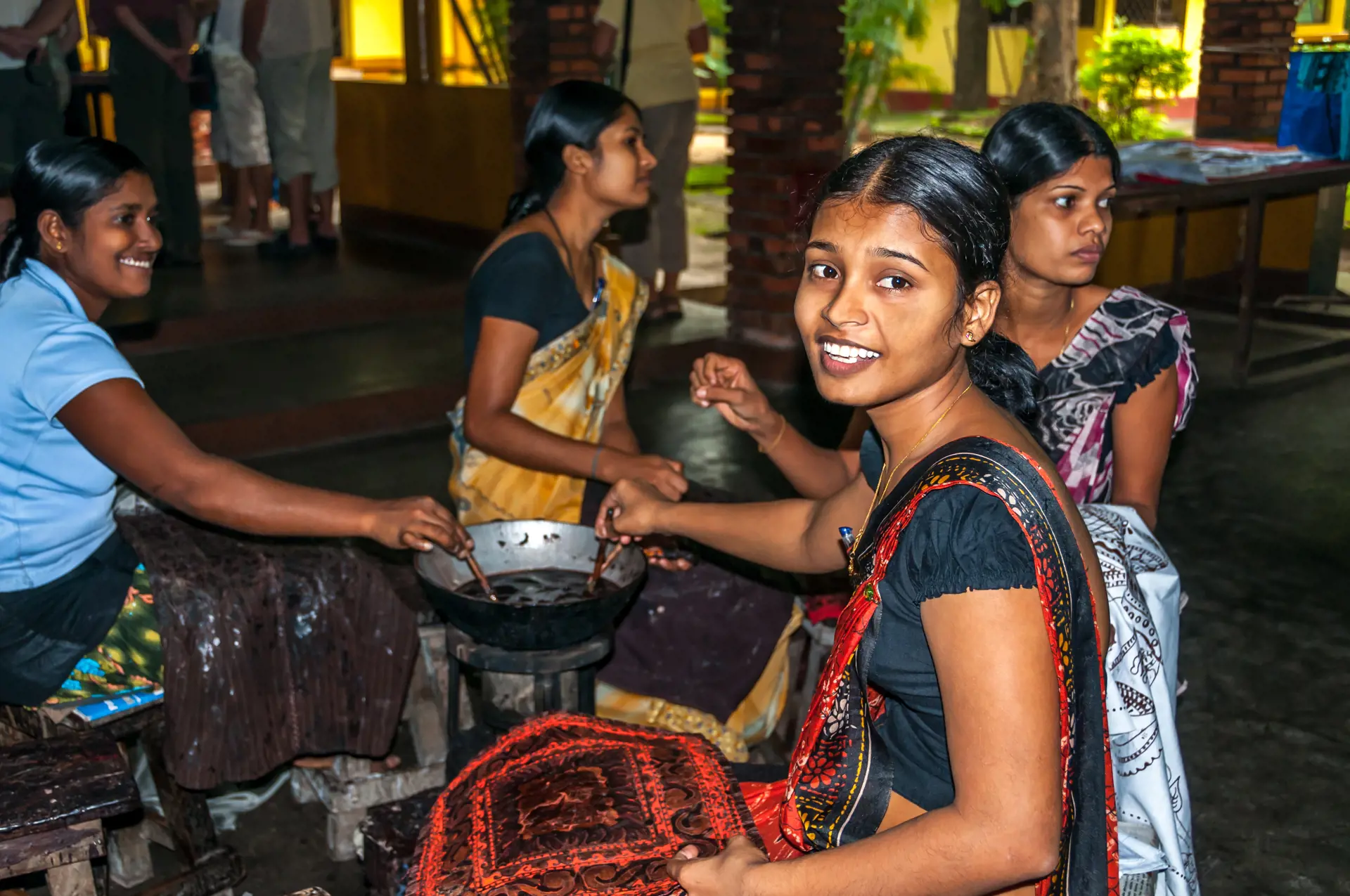 DAMBULLA - unge piger laver klassisk srilankansk batik, Check Point Travel