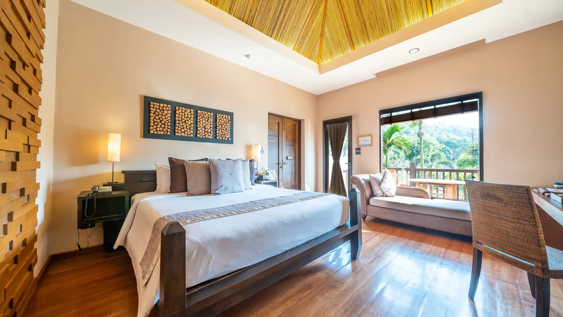Premier Classic Hillside Bed & Sitting Area With View