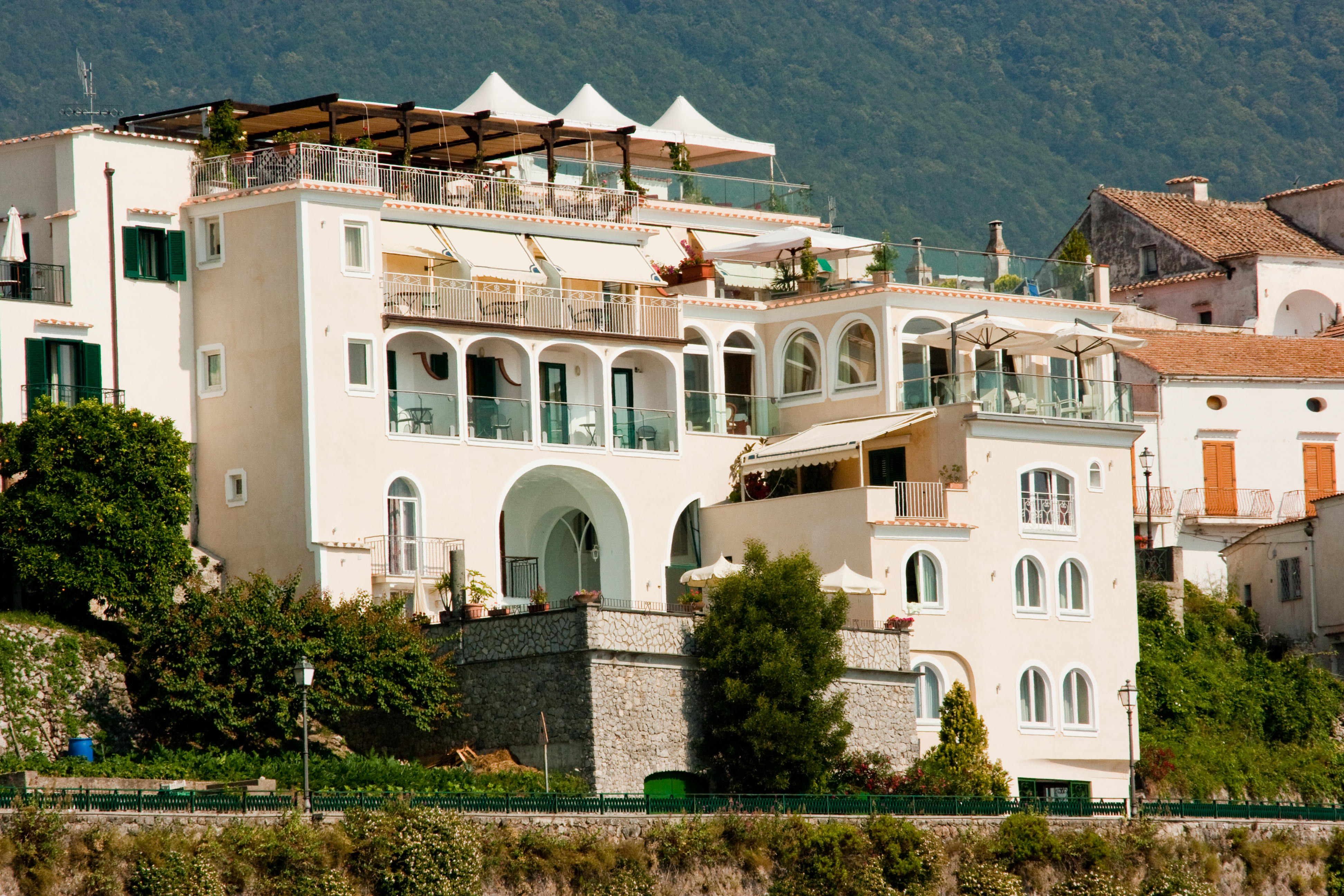 Hotel Bonadies ligger på en skråning i Ravello med en enestående udsigt