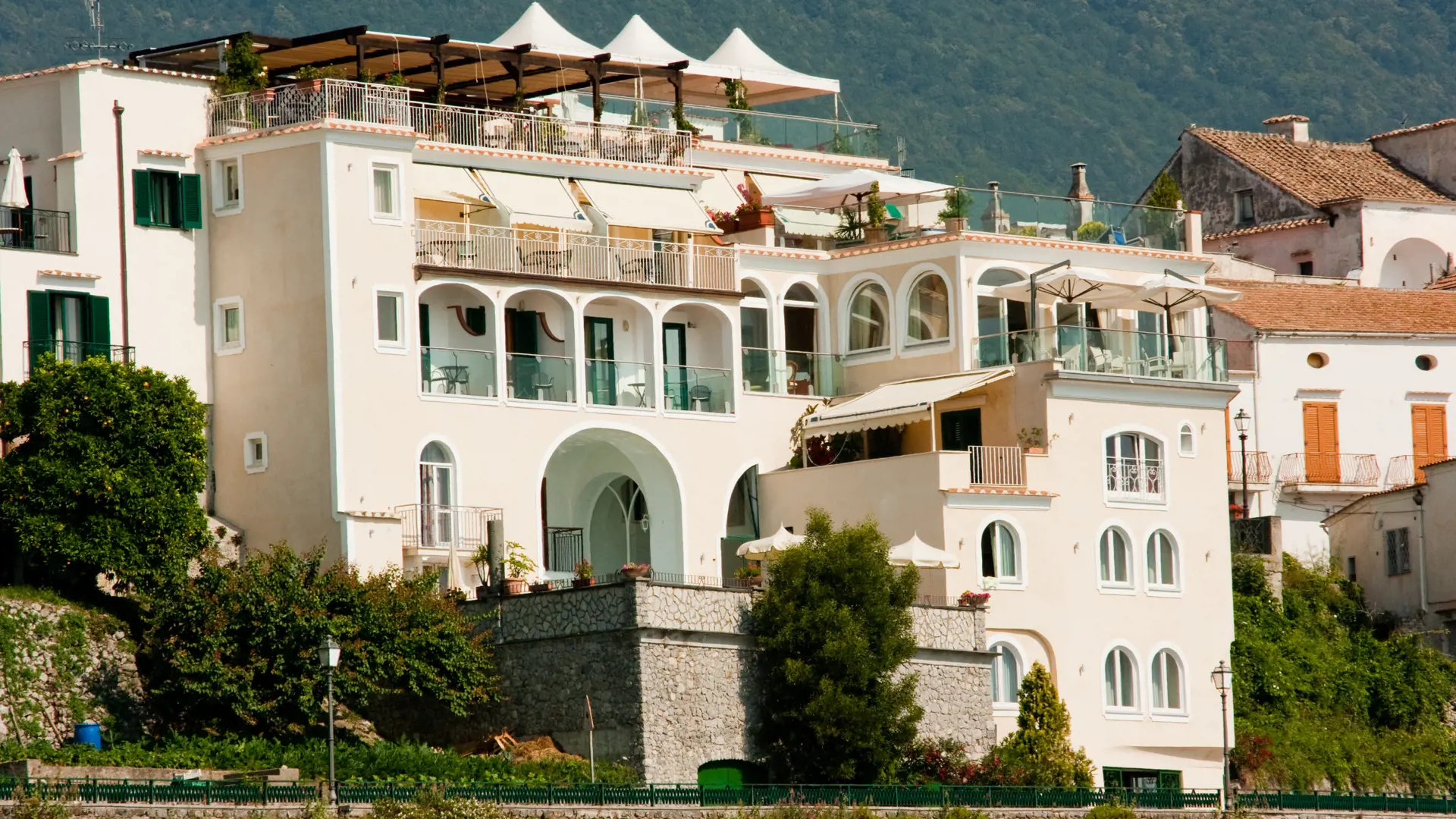 Hotel Bonadies ligger på en skråning i Ravello med en enestående udsigt