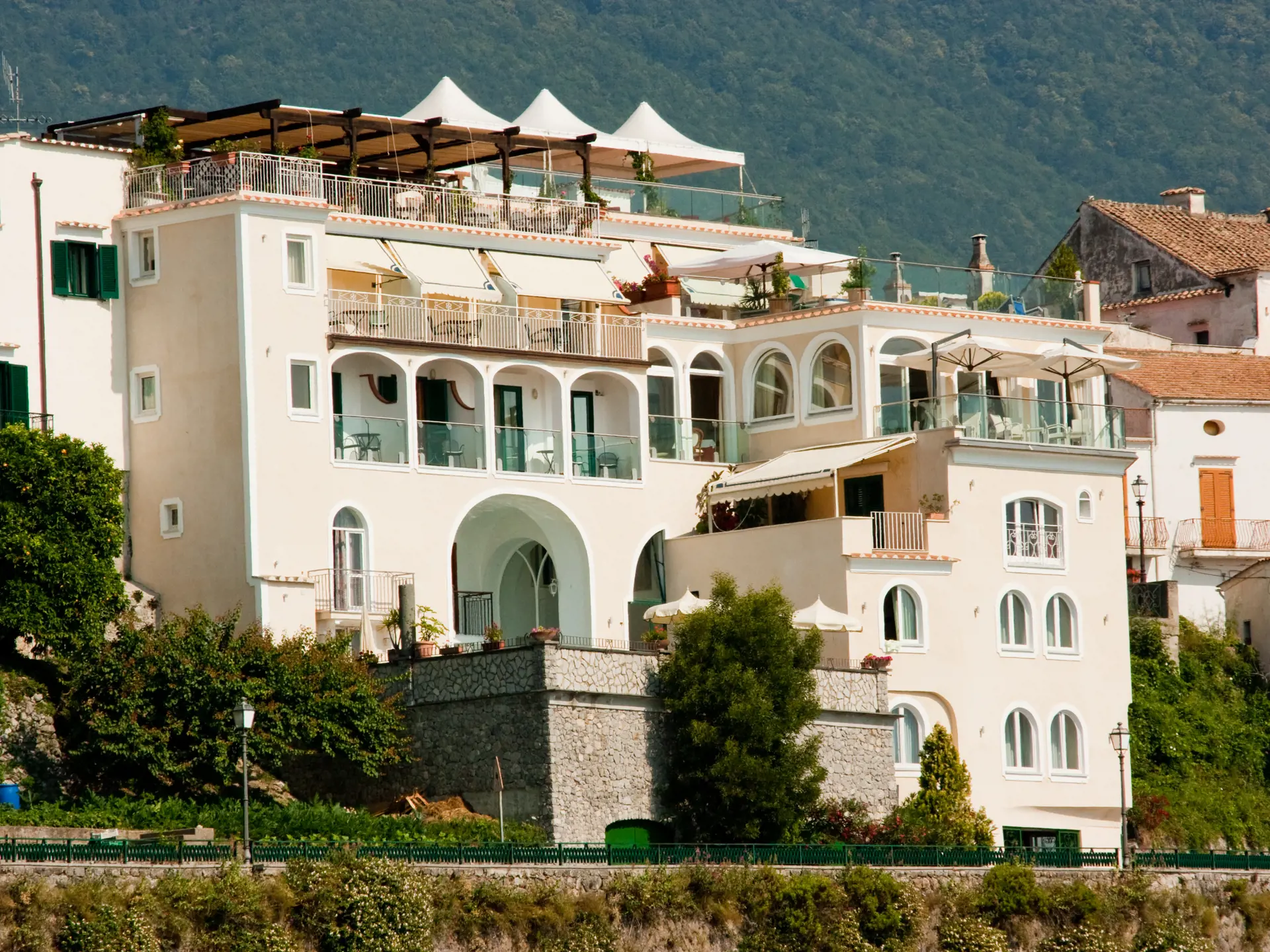 Hotel Bonadies ligger på en skråning i Ravello med en enestående udsigt