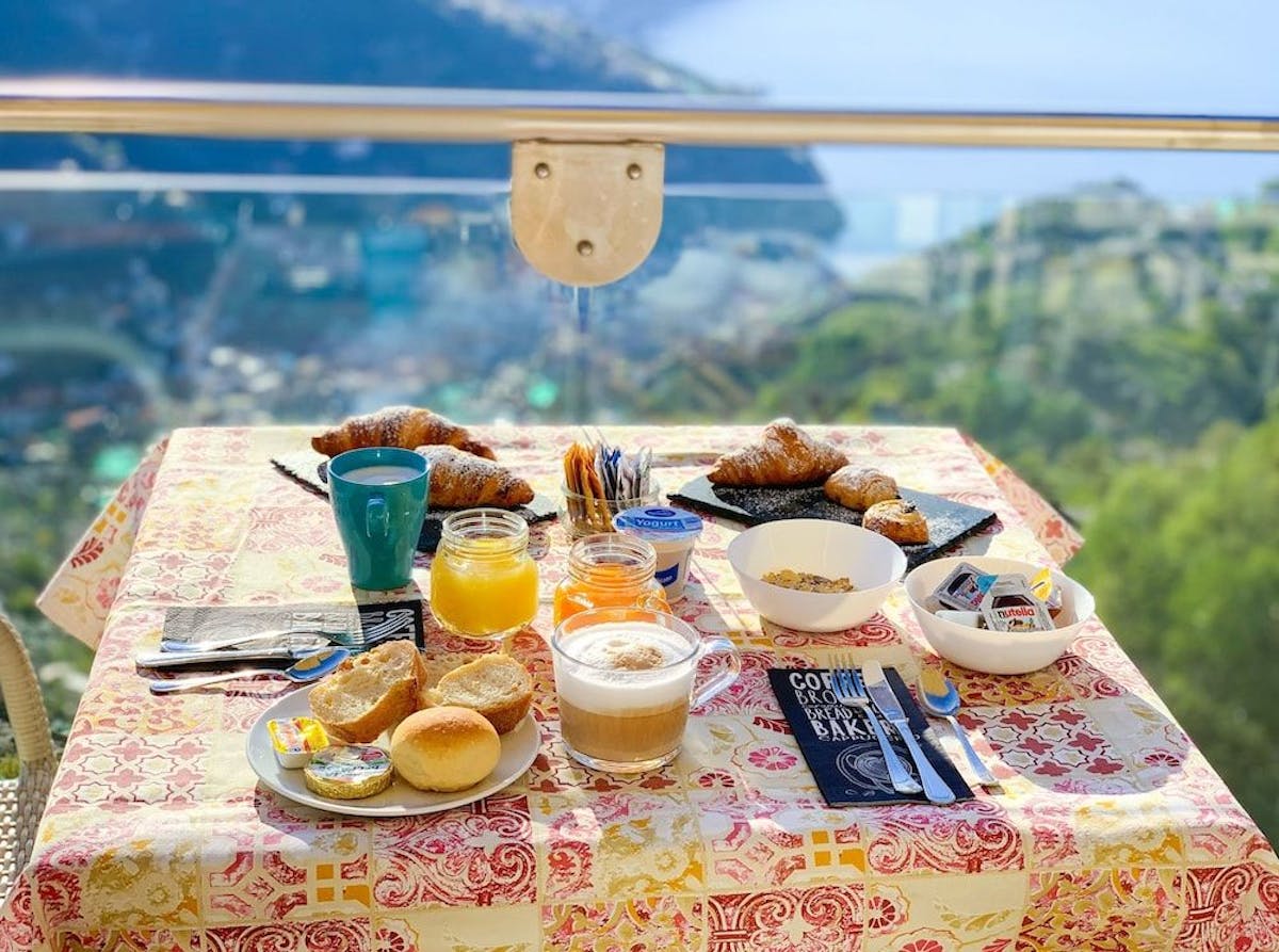 Morgenmad med udsigt på Hotel Bonadies i Ravello
