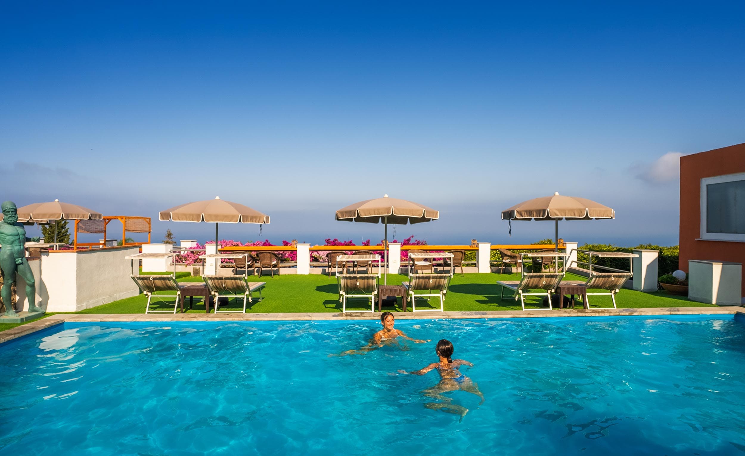 Fra poolområdet er der en fabelagtig udsigt til havet og til naboøen Ischia