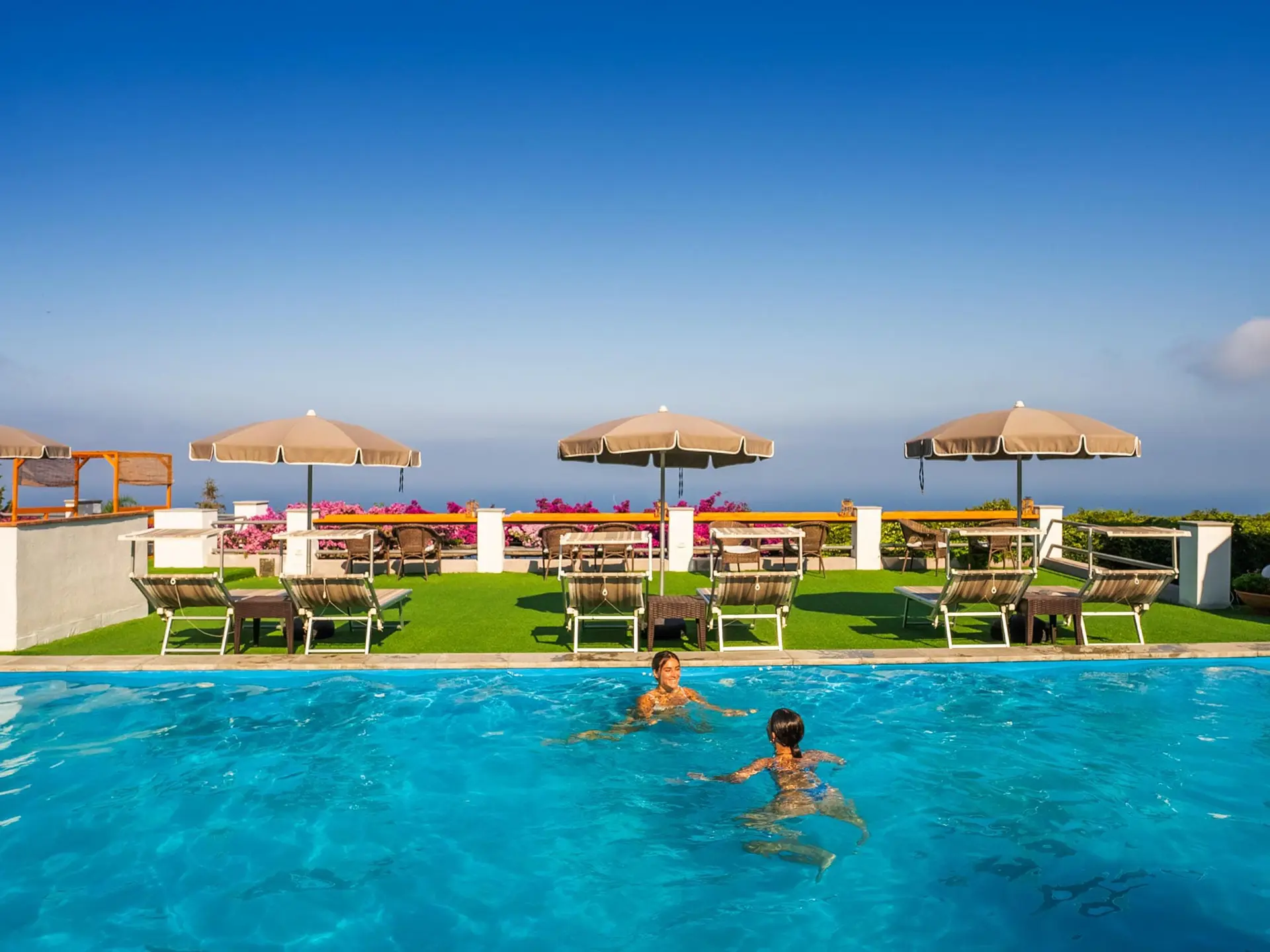 Fra poolområdet er der en fabelagtig udsigt til havet og til naboøen Ischia