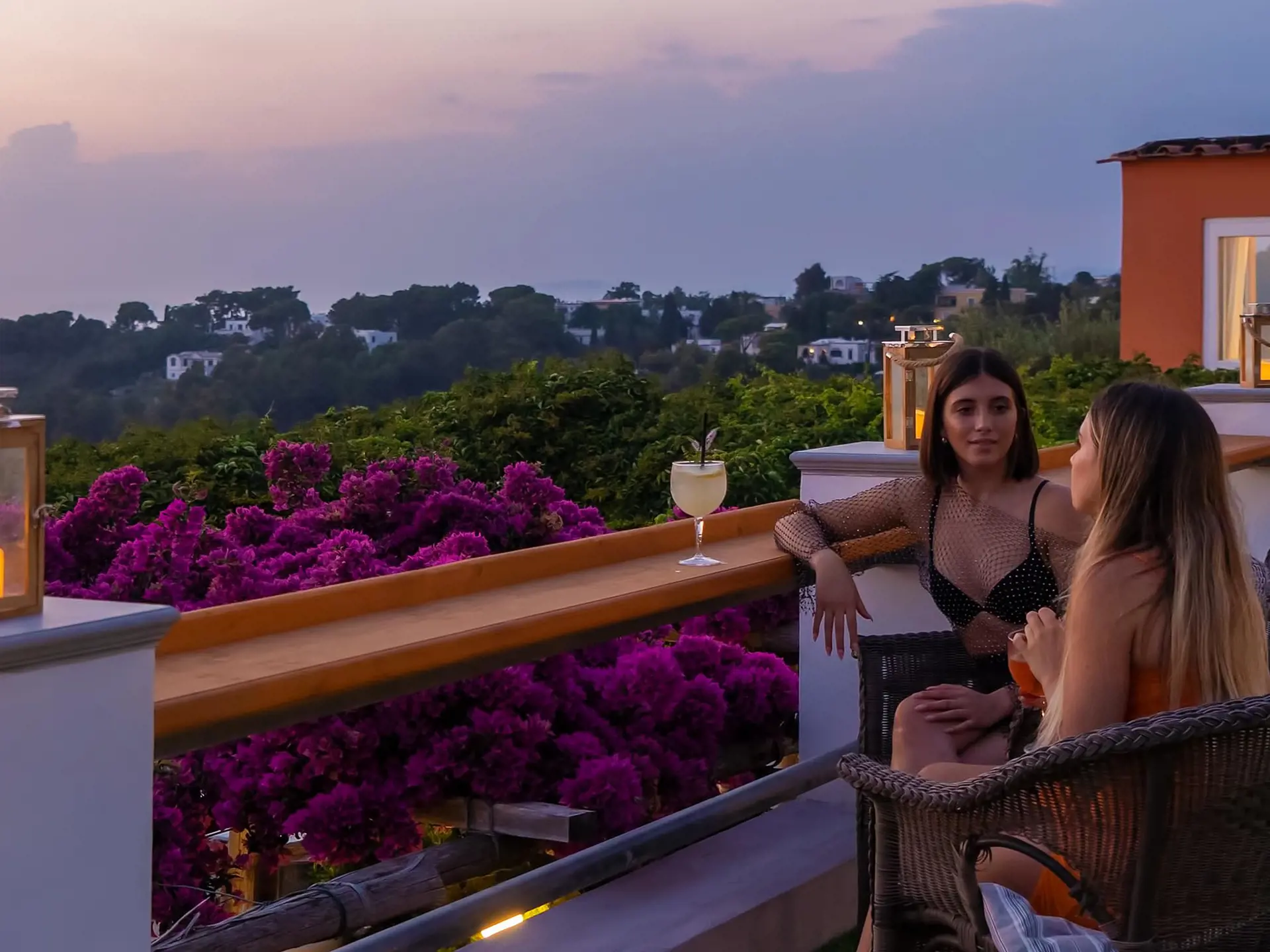 Nyd en drink og den fantastiske solnedgang på Hotel Il Girasole