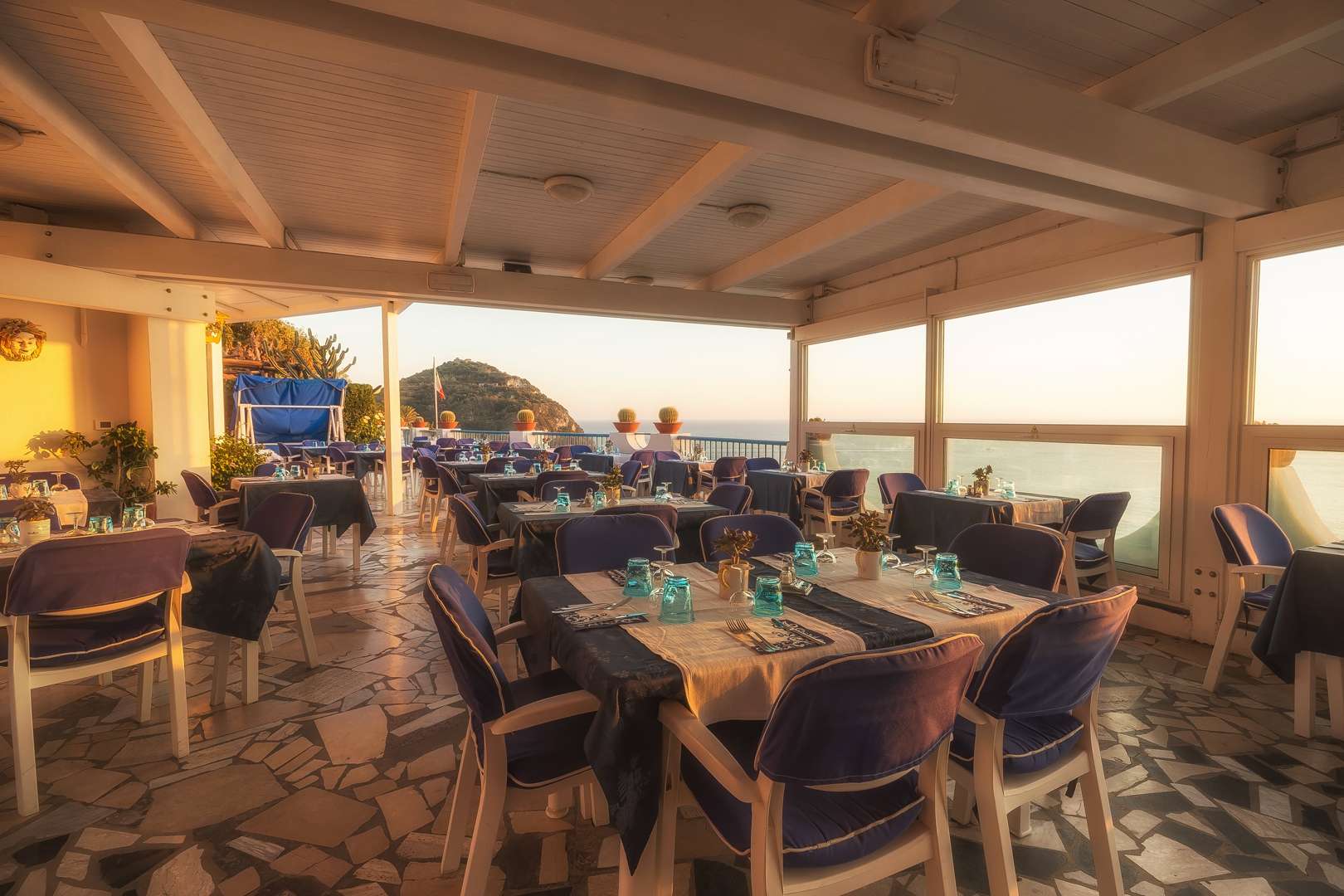 Der er en formidabel udsigt fra Villa Marias hyggelige restaurant 