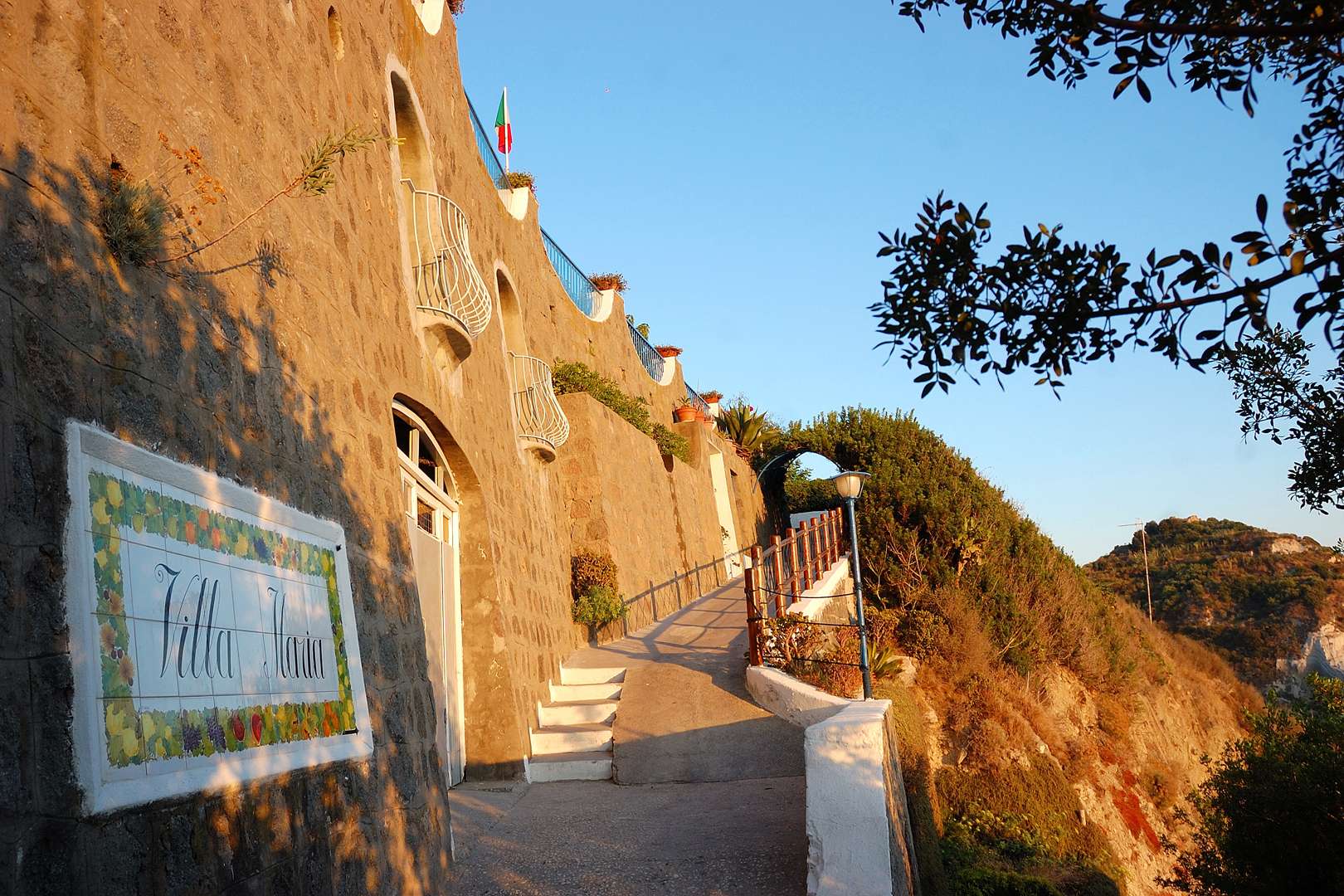 Turen op til Hotel Villa Maria er til fods - Oppe venter belønningen