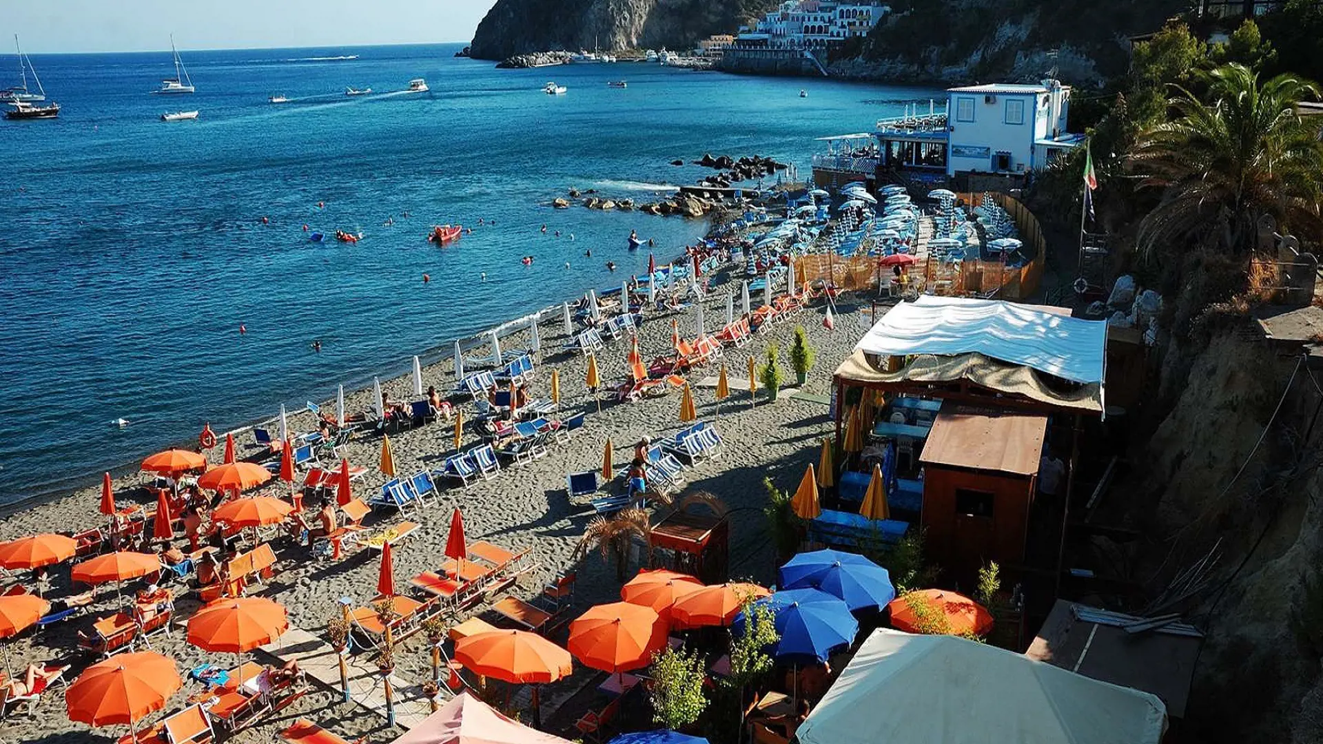 Hotel Villa Maria har egen beach club. I baggrunden ses Sant'Angelo