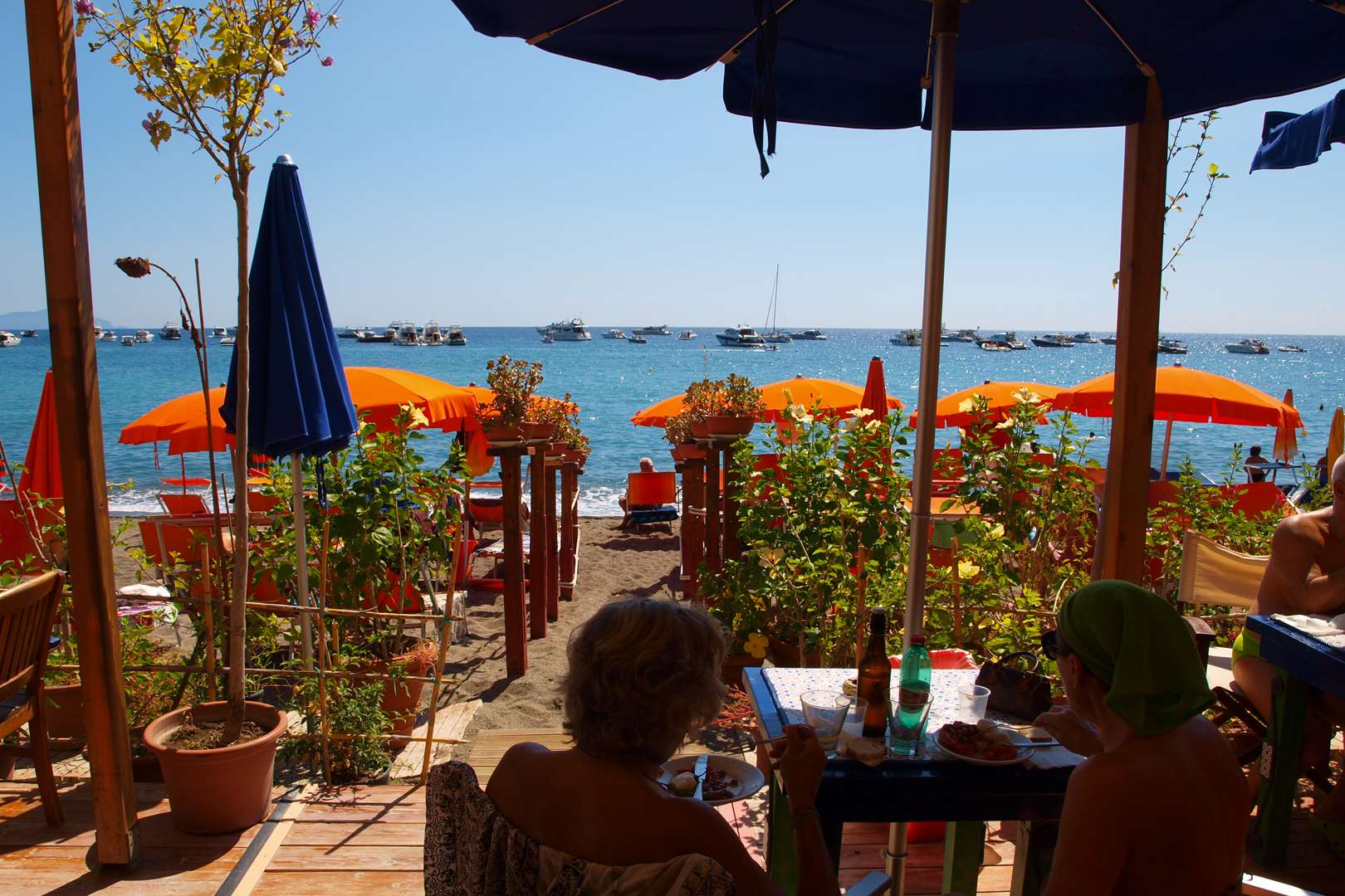 Hotel Villa Maria har en beach Club, hvor I kan leje solsenge og parasoller