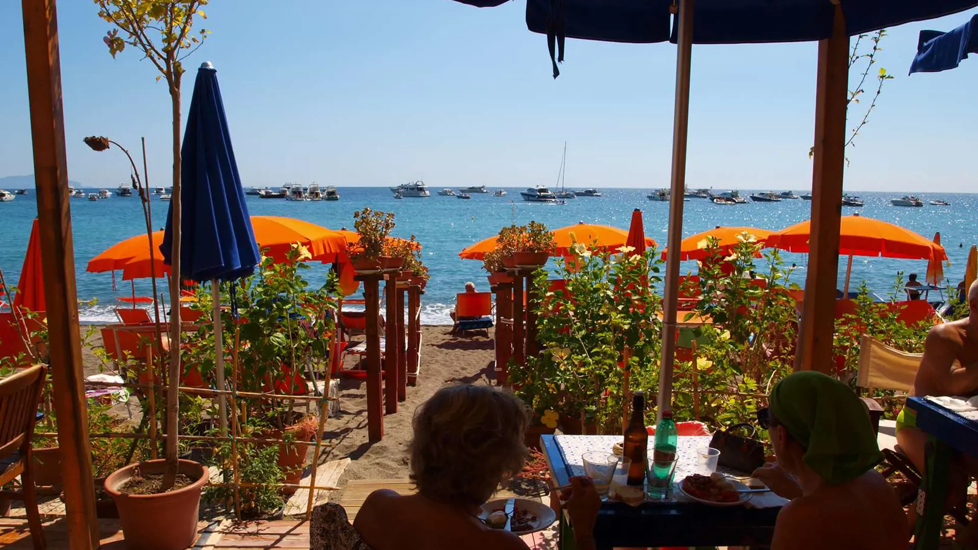 Hotel Villa Maria har en beach Club, hvor I kan leje solsenge og parasoller