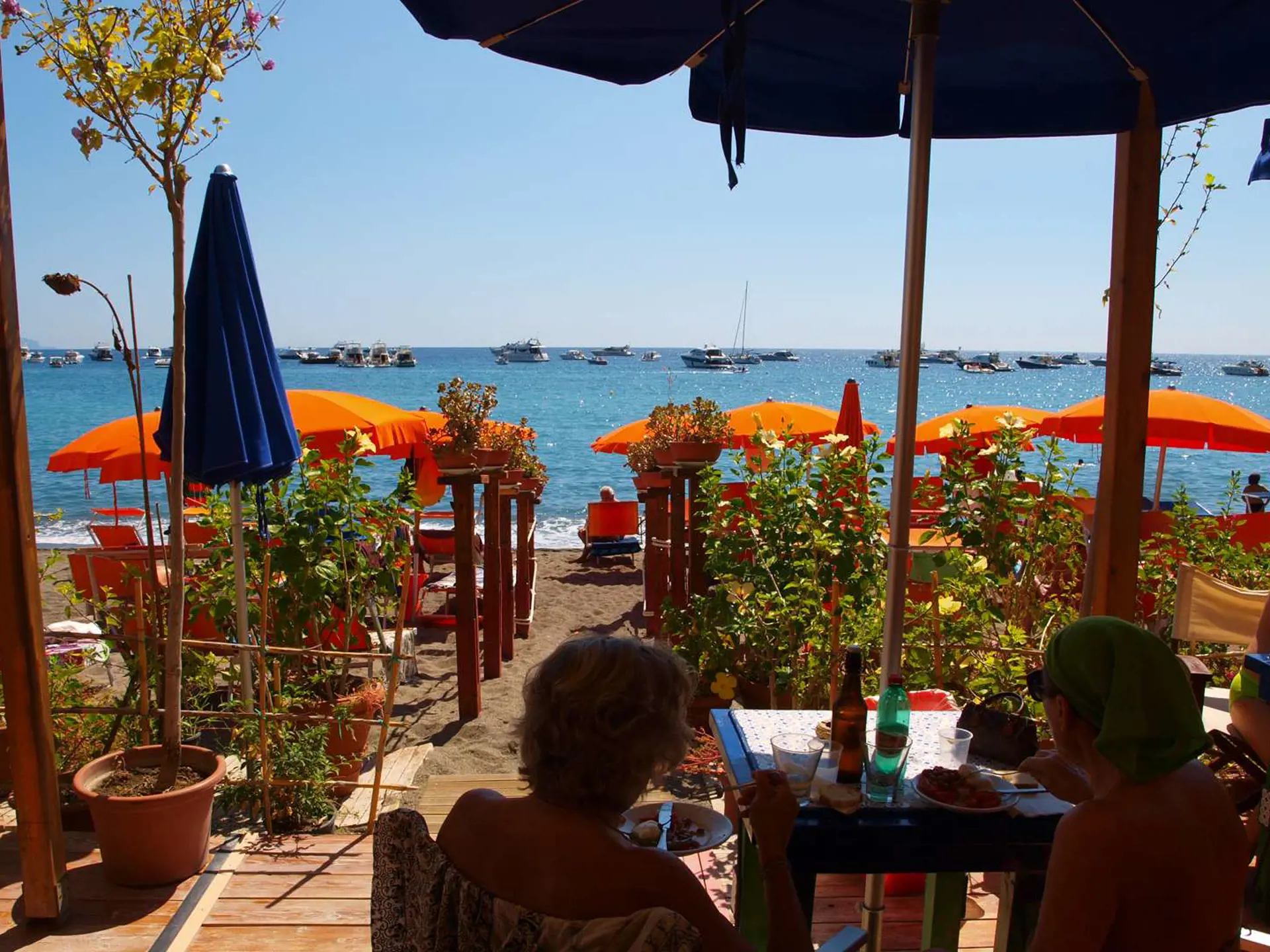 Hotel Villa Maria har en beach Club, hvor I kan leje solsenge og parasoller