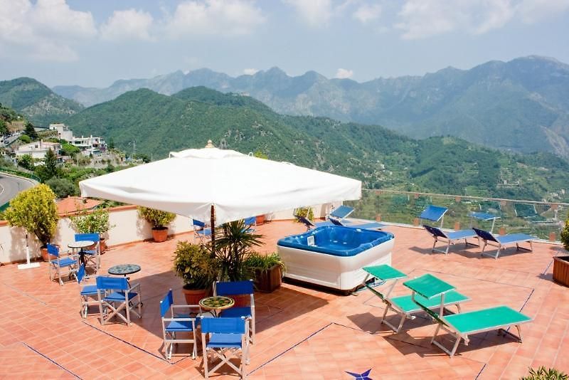 Hotel Bonadies ligger med en helt fantastisk udsigt