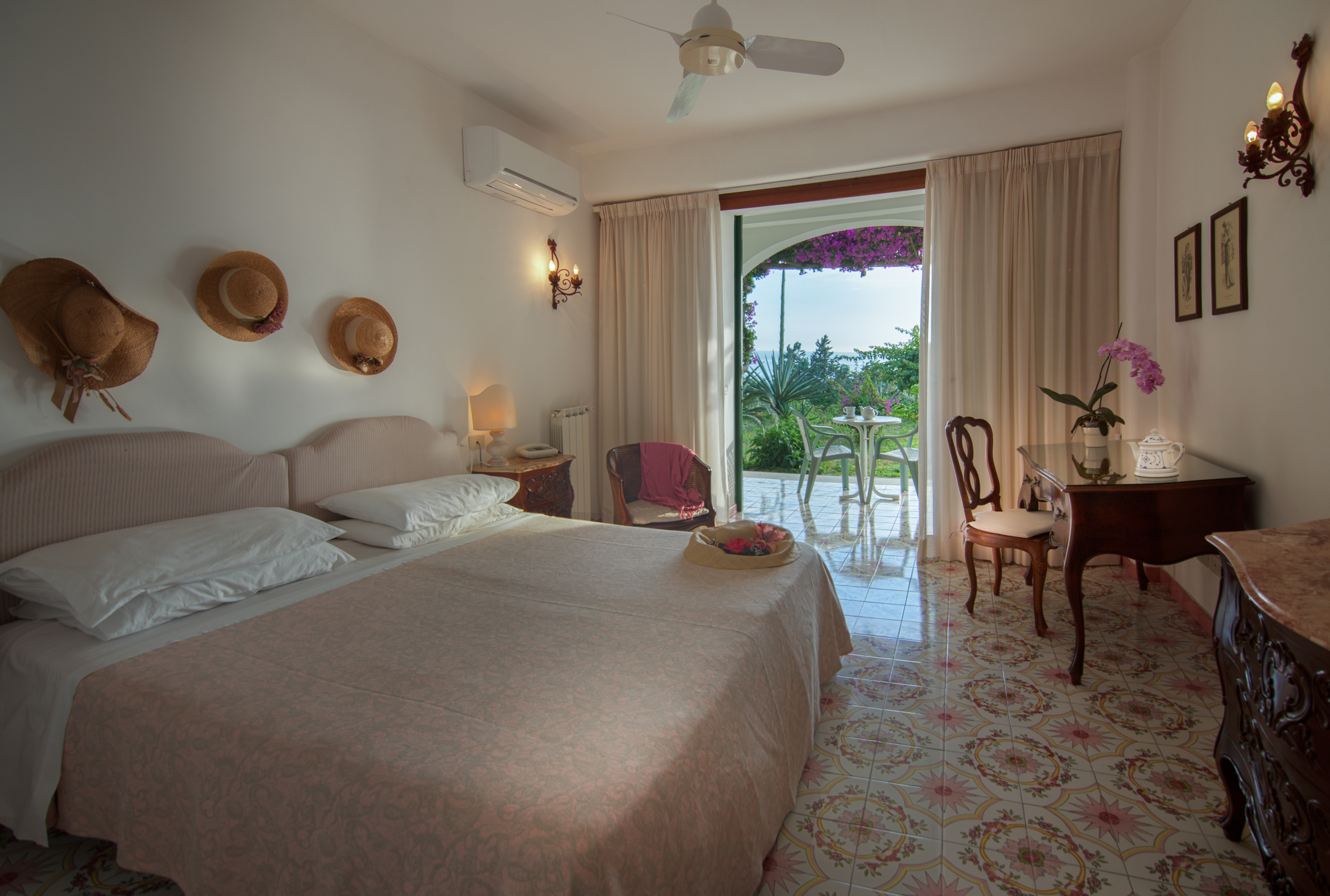 Værelserne har egen terrasse eller balkon. Her er det ud mod haven