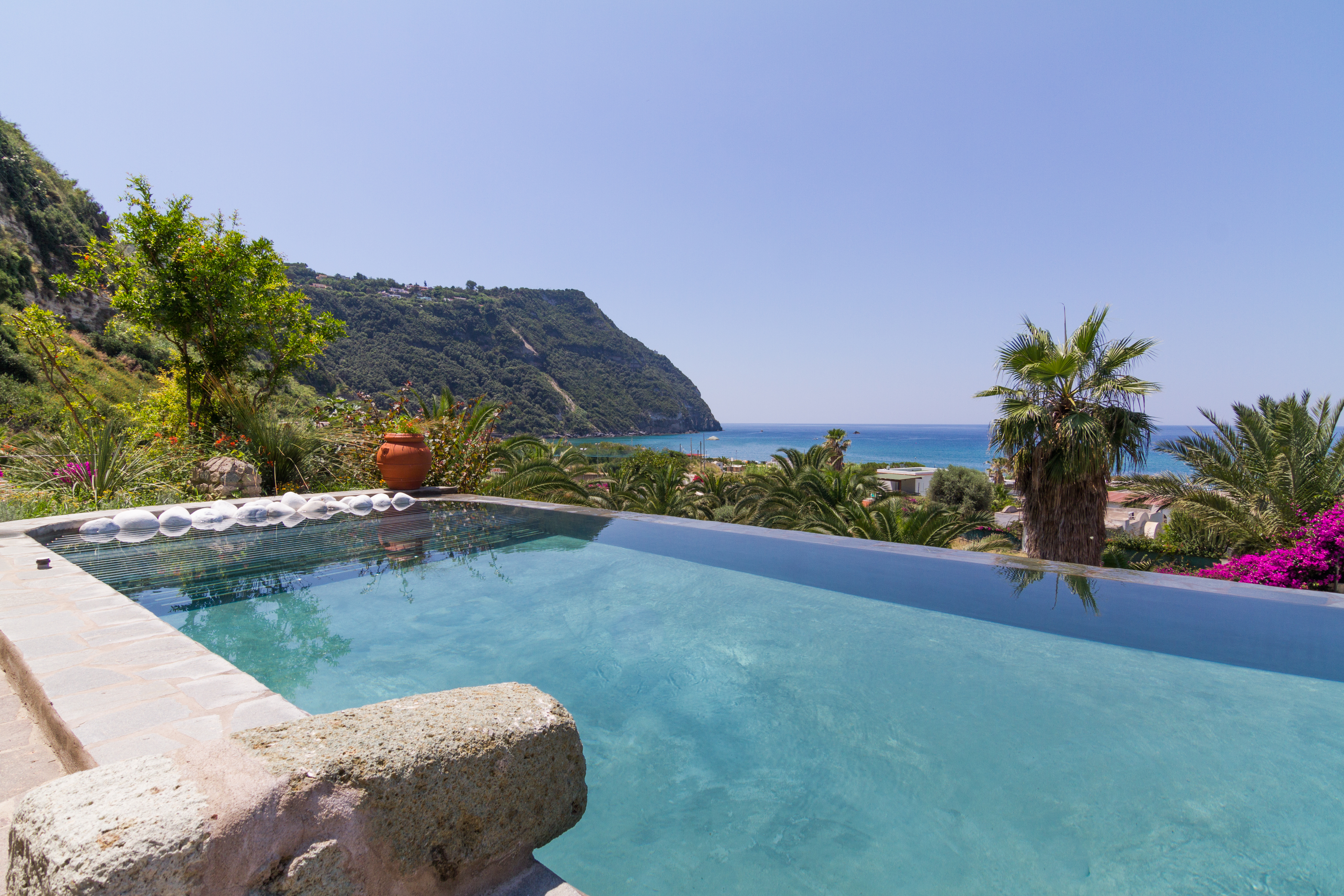 Fra de øverste pools på Semiramis er der udsigt til havet