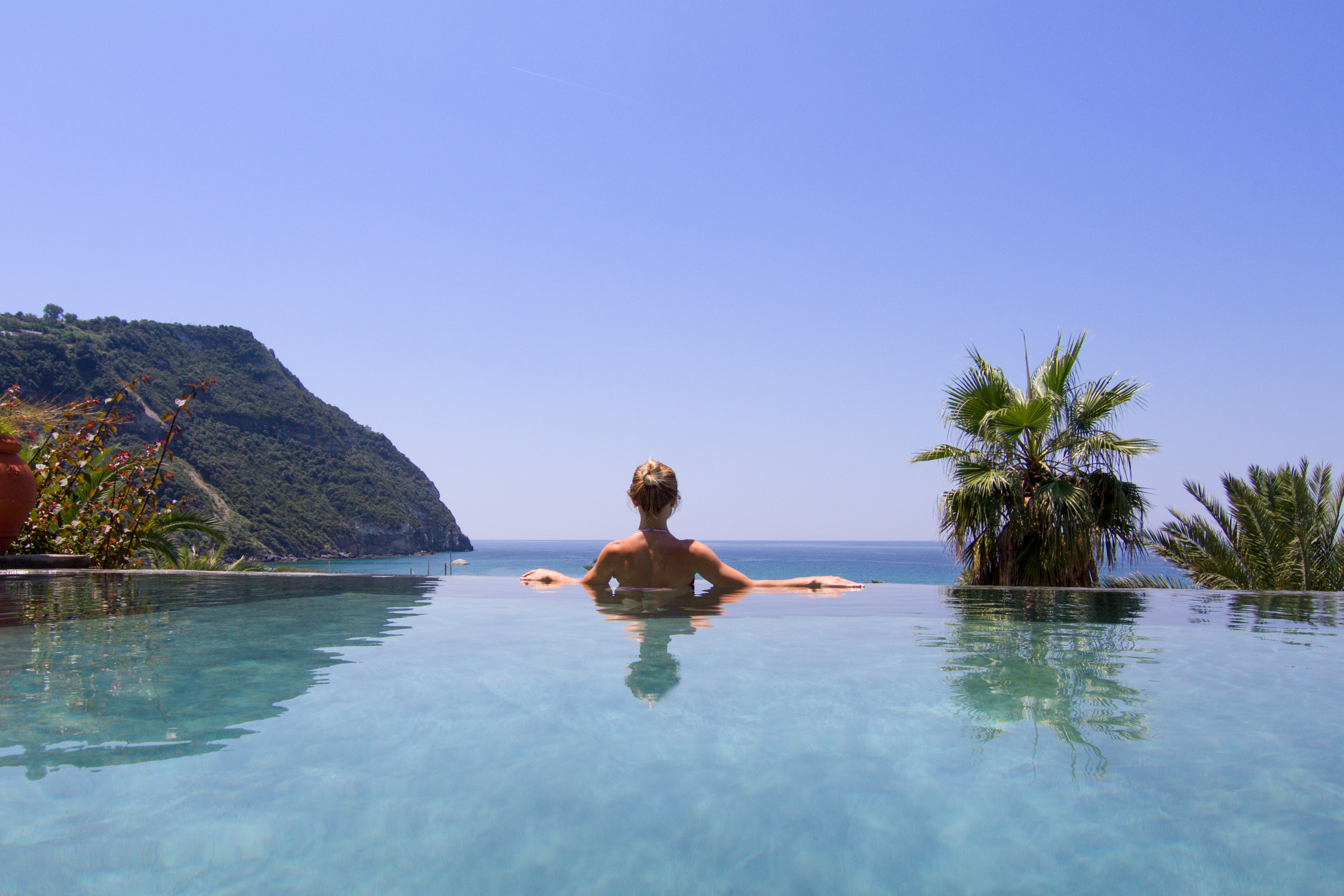 Der er skønt på Semiramis - Her fra pool med kig til havet