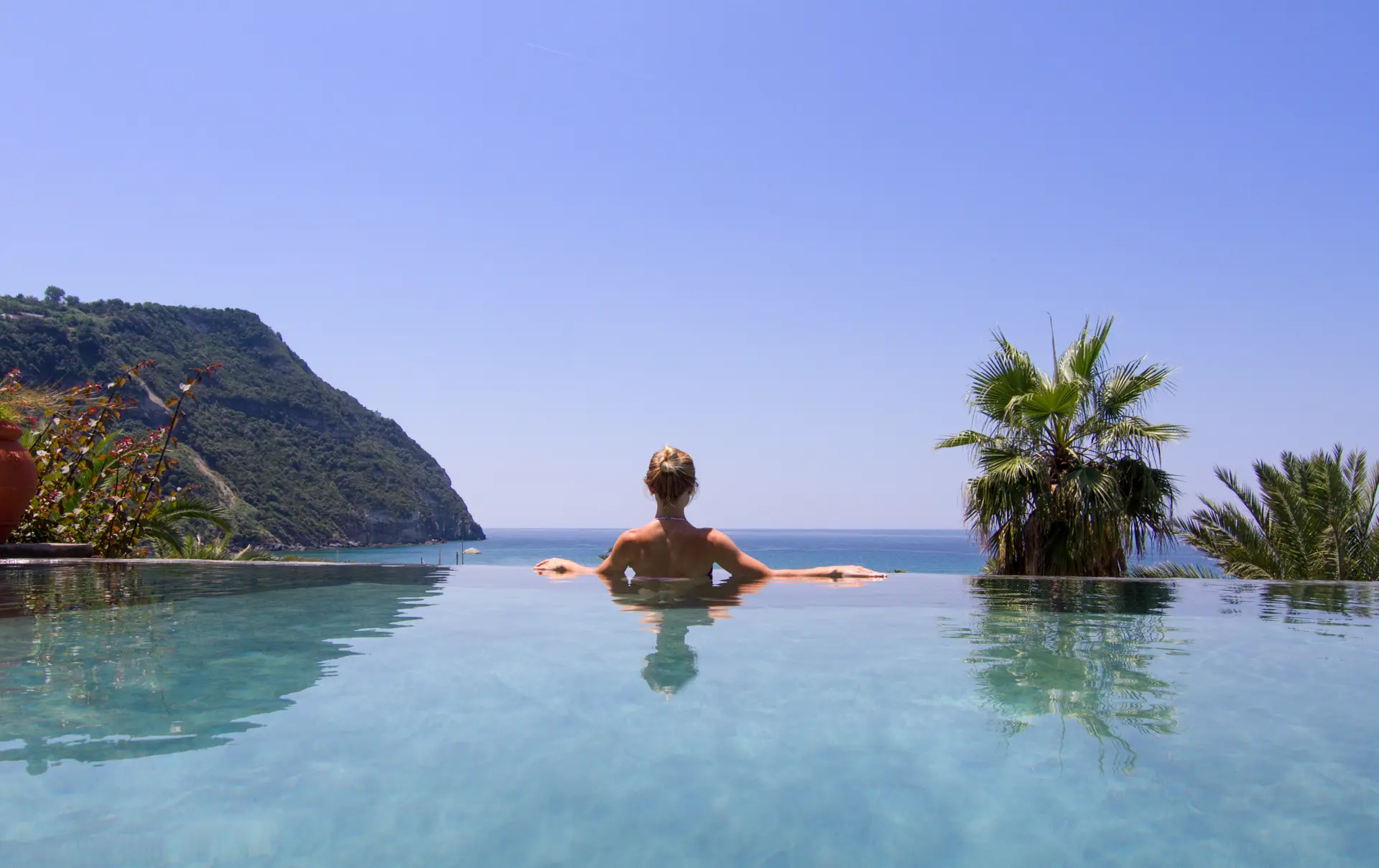 Der er skønt på Semiramis - Her fra pool med kig til havet