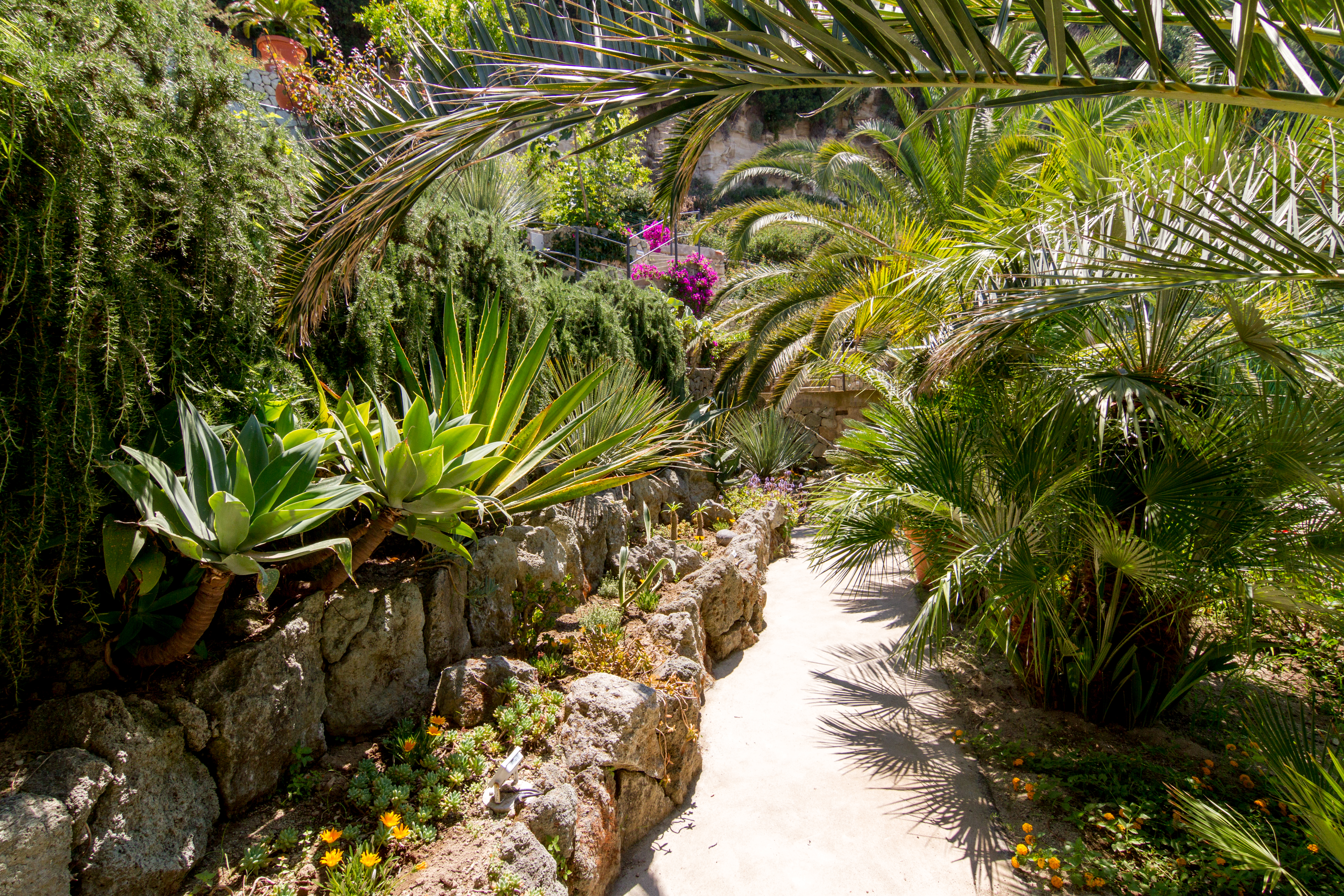 Små stier fører fra den ene have og pool til den næste