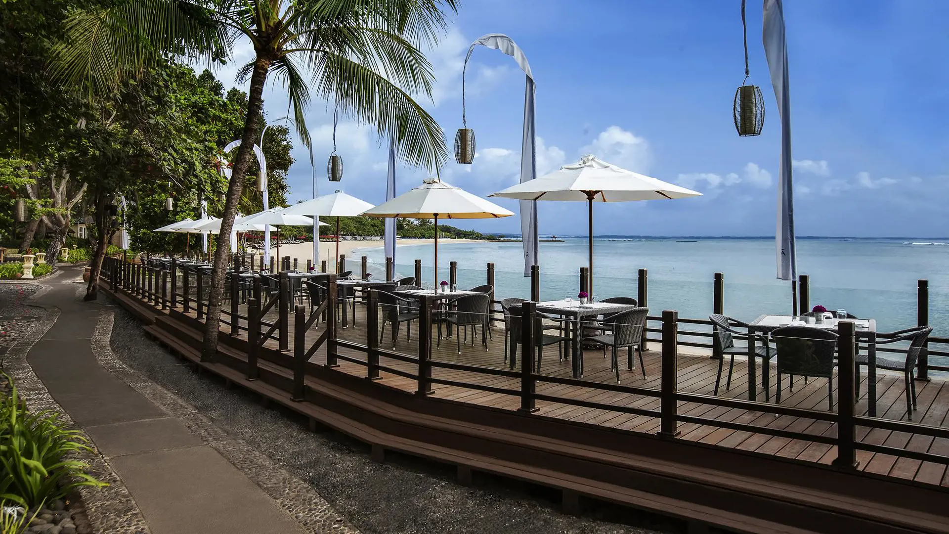 Sateria Beachfront Restaurant Dagslys Melia Bali
