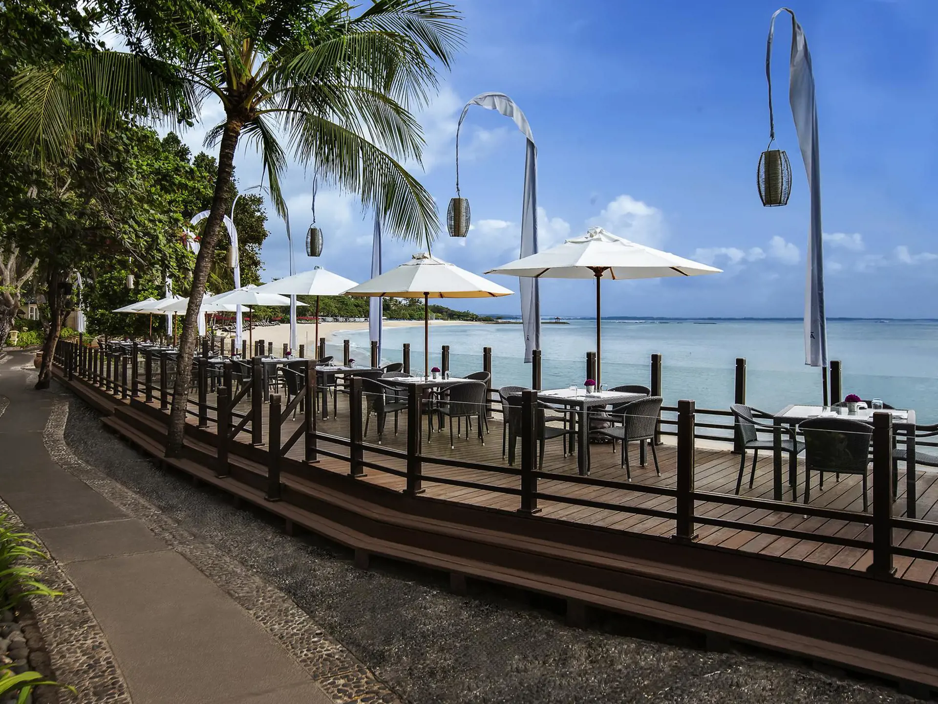 Sateria Beachfront Restaurant Dagslys Melia Bali