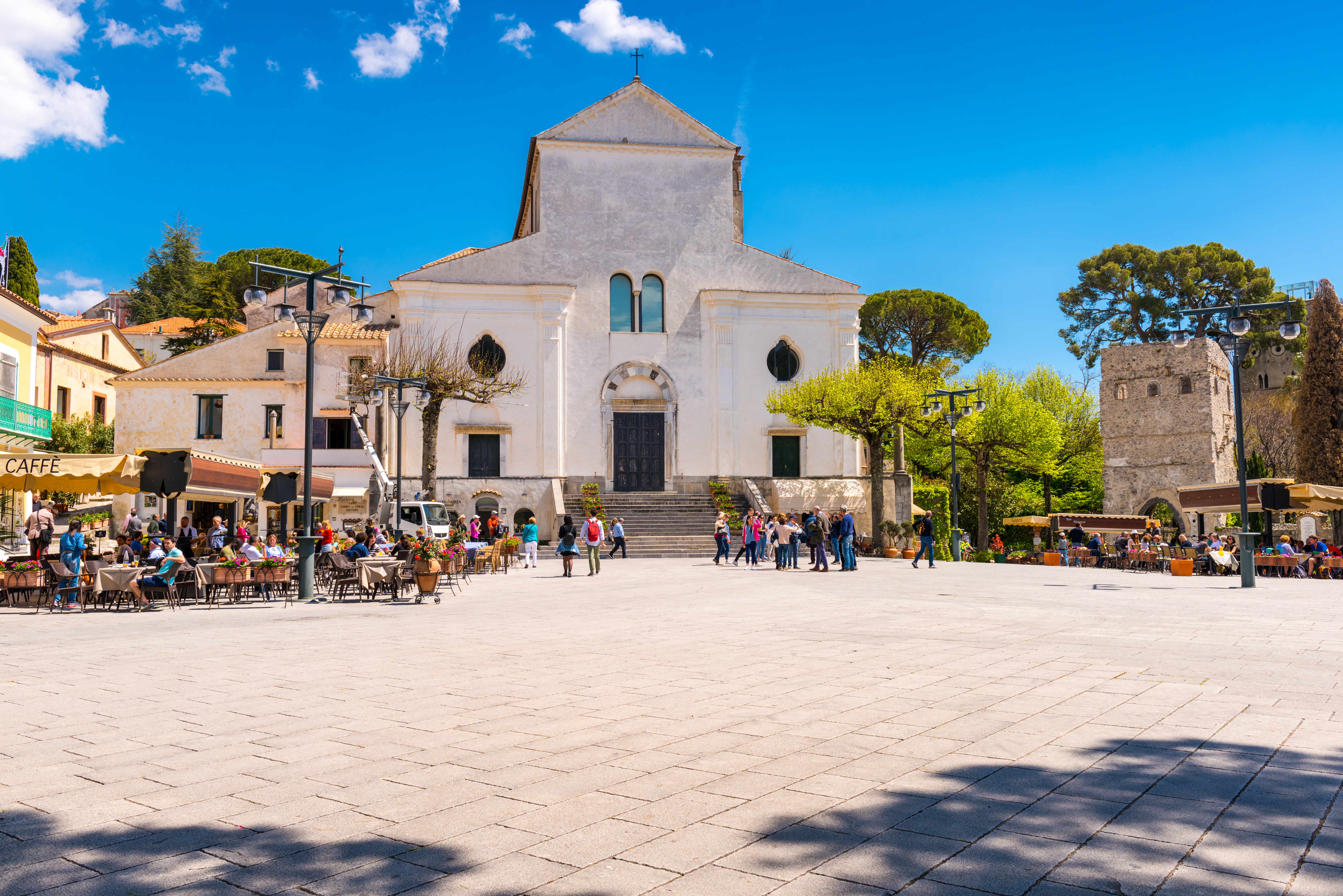 Det centrale torv i Ravello med Duomo i baggrunden