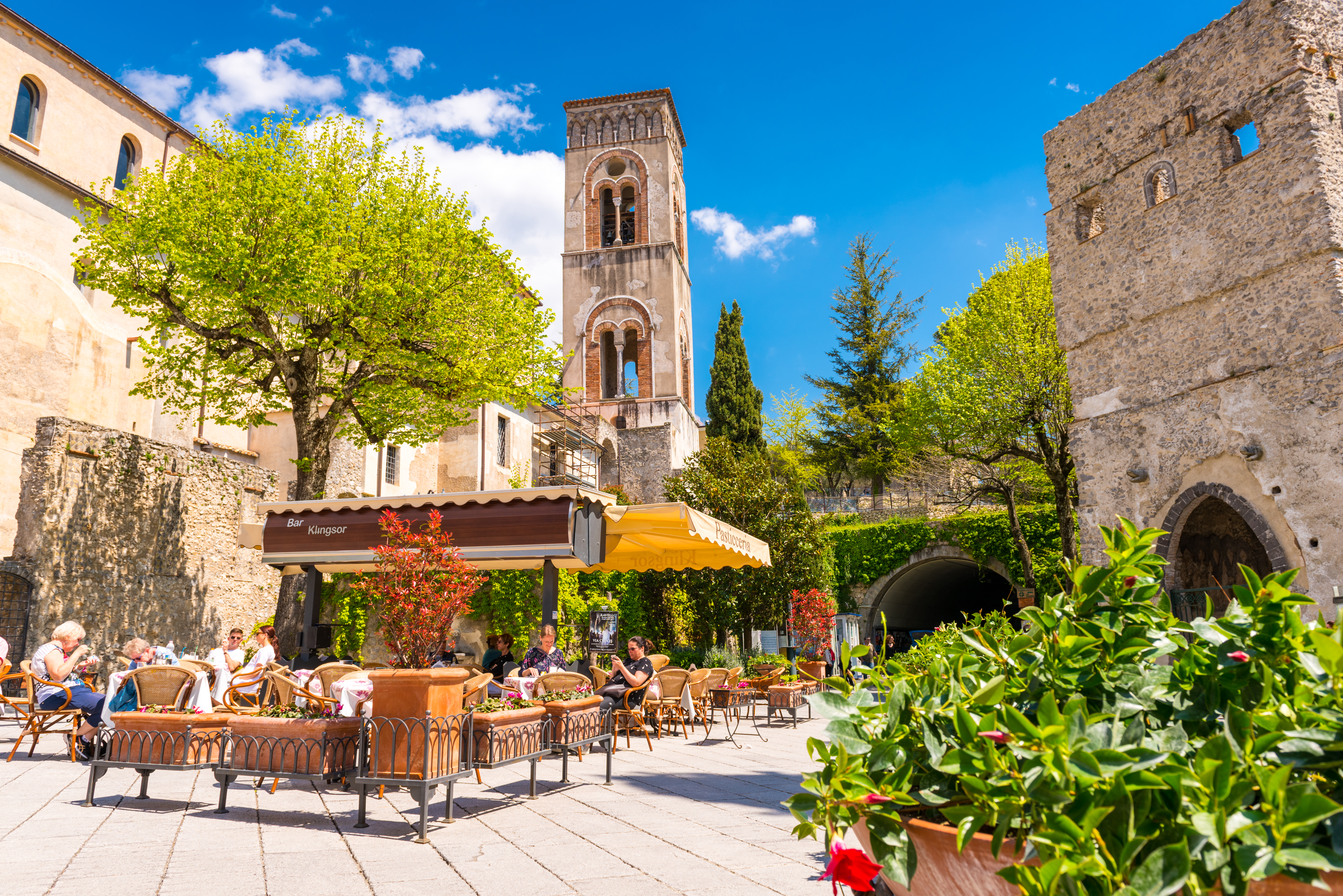 Torveplads ved det gamle klokketårn i Ravello
