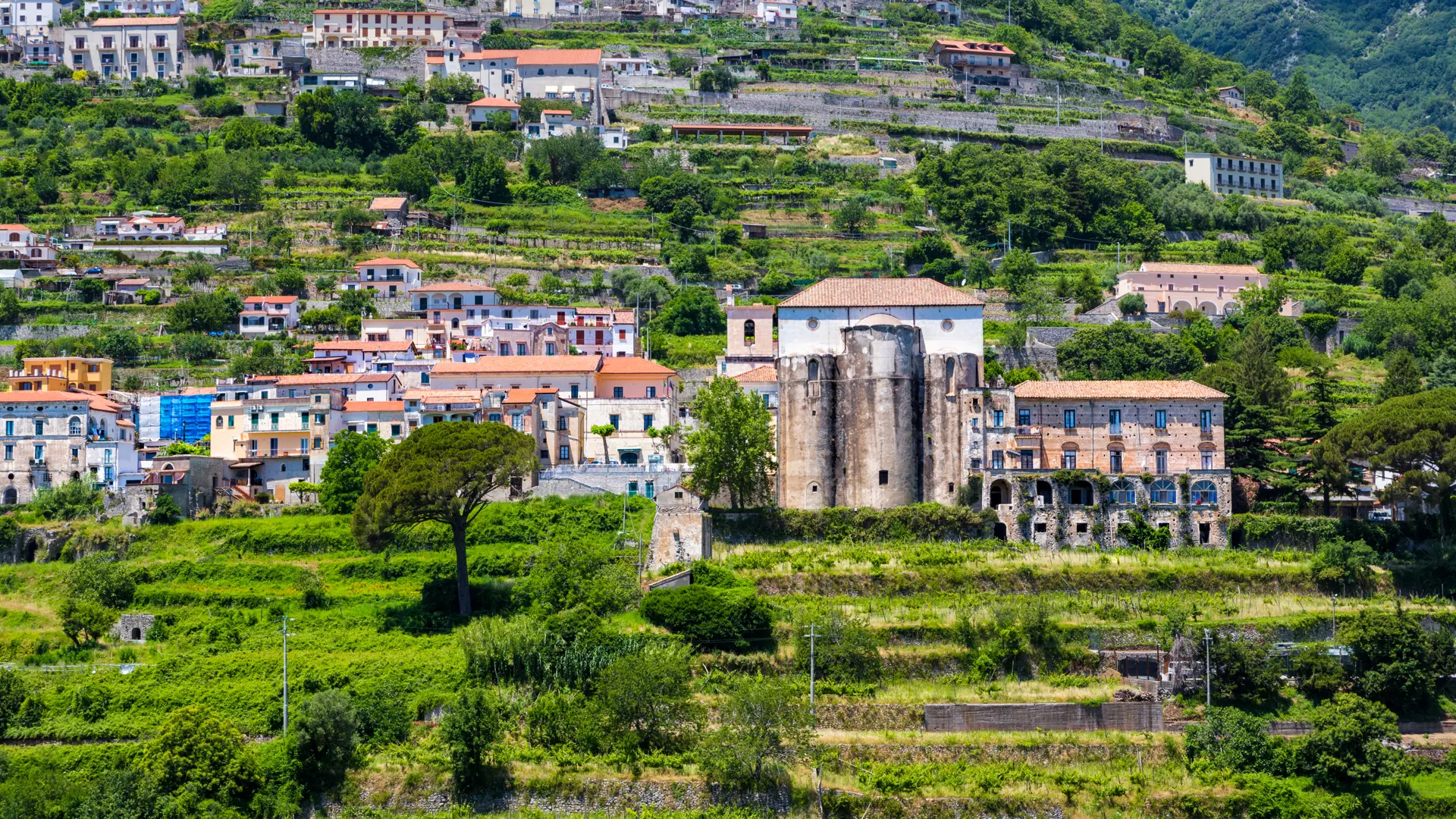 Der er smukt på vandreruten mellem de to bjergbyer Ravello og Scala
