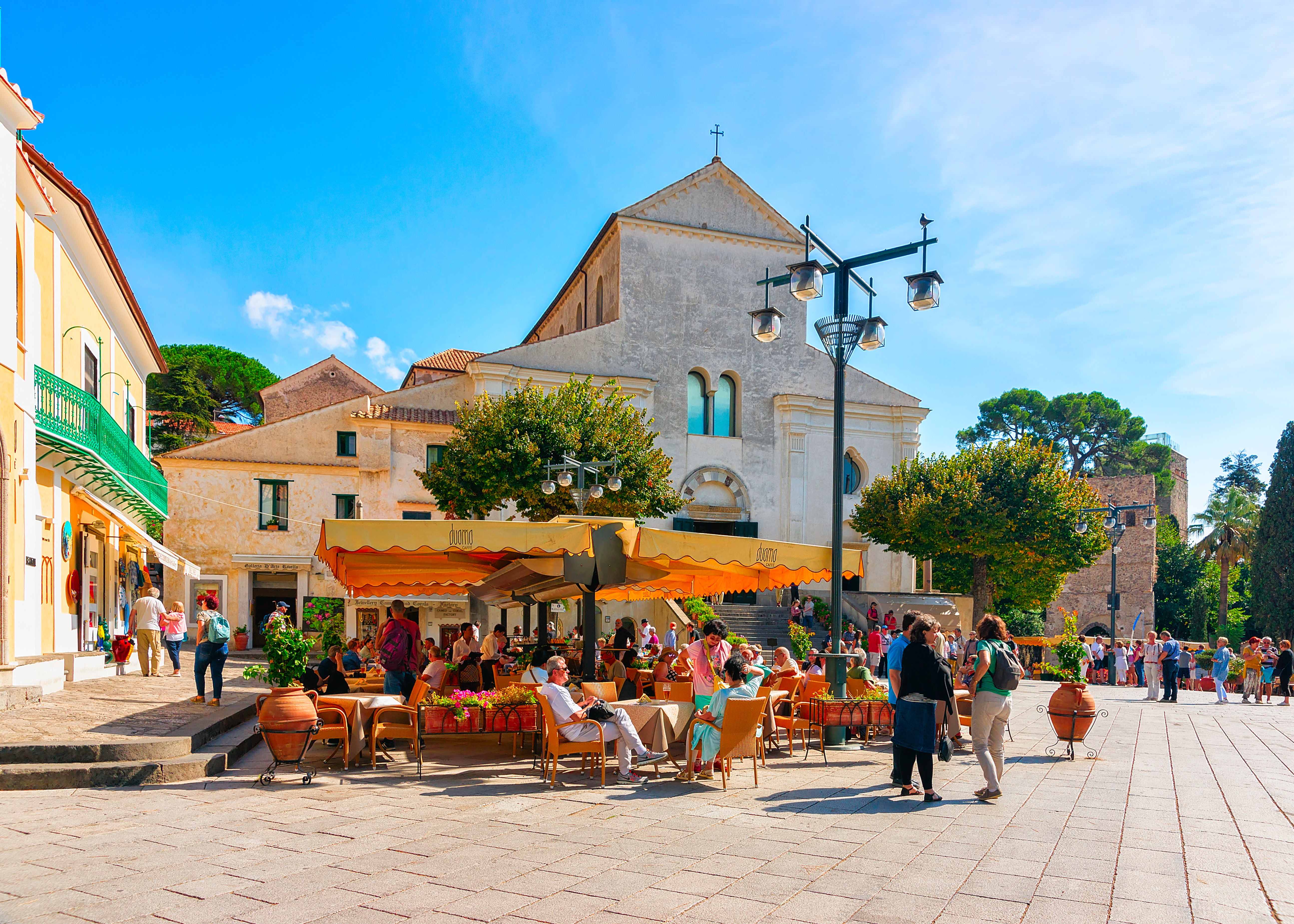 Folk hygger sig i solskinsvejret på Piazza Duomo i Ravello