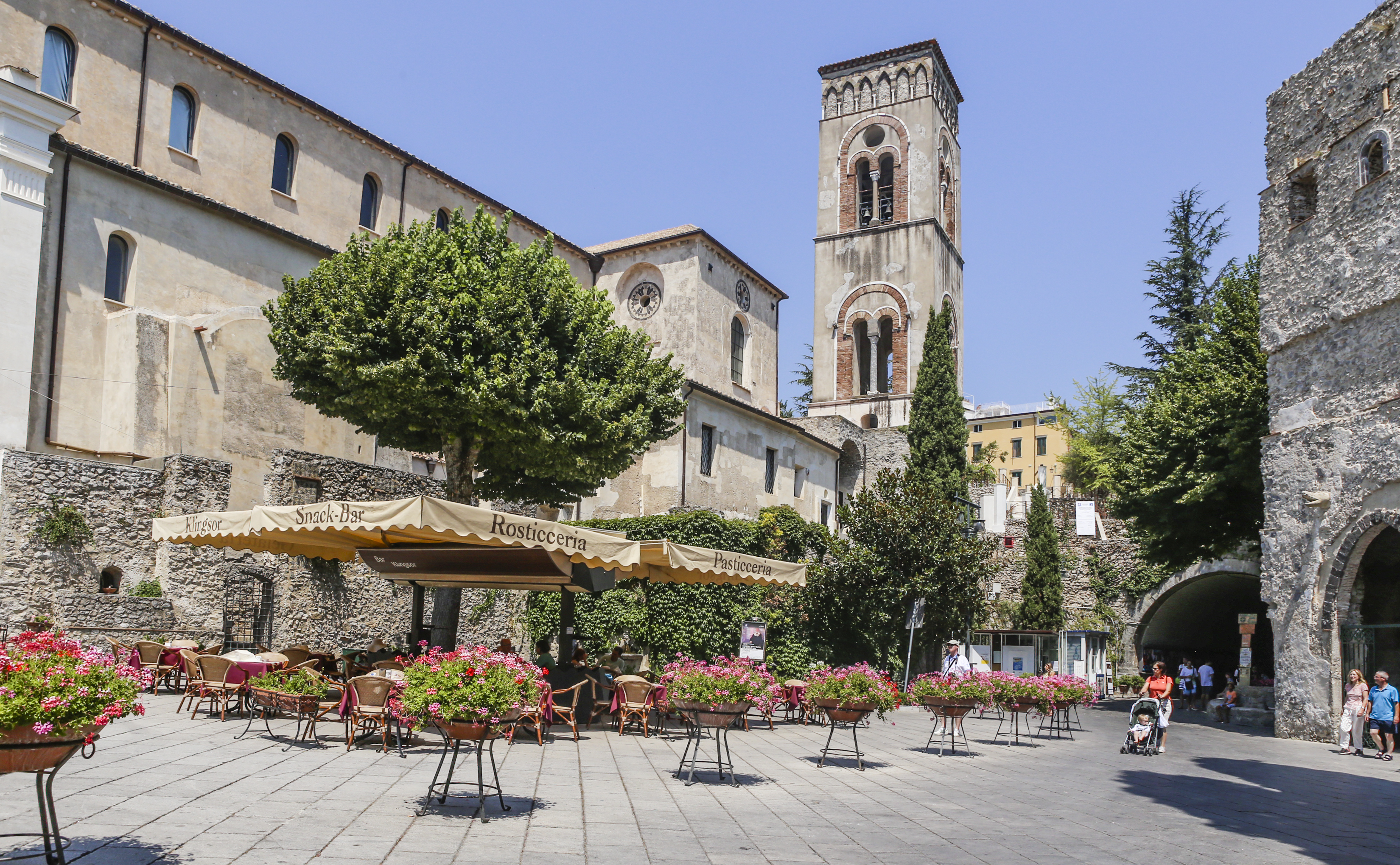 Torvepladsen ved det gamle klokketårn i Ravello