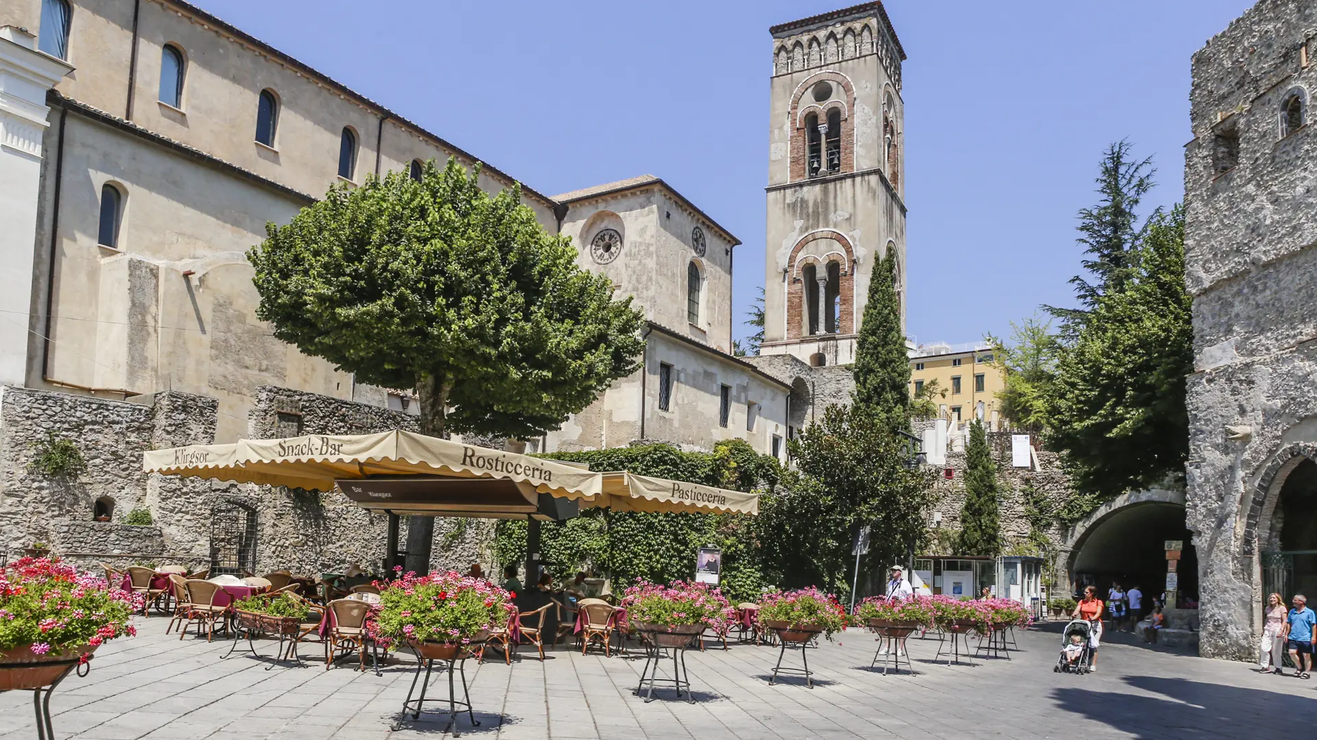 Torvepladsen ved det gamle klokketårn i Ravello