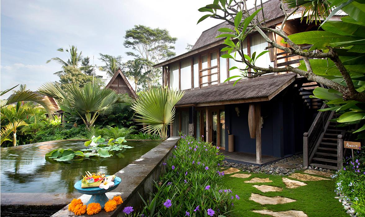 Blue Karma Nestling Ubud Bungalow Deluxe Awan Outside