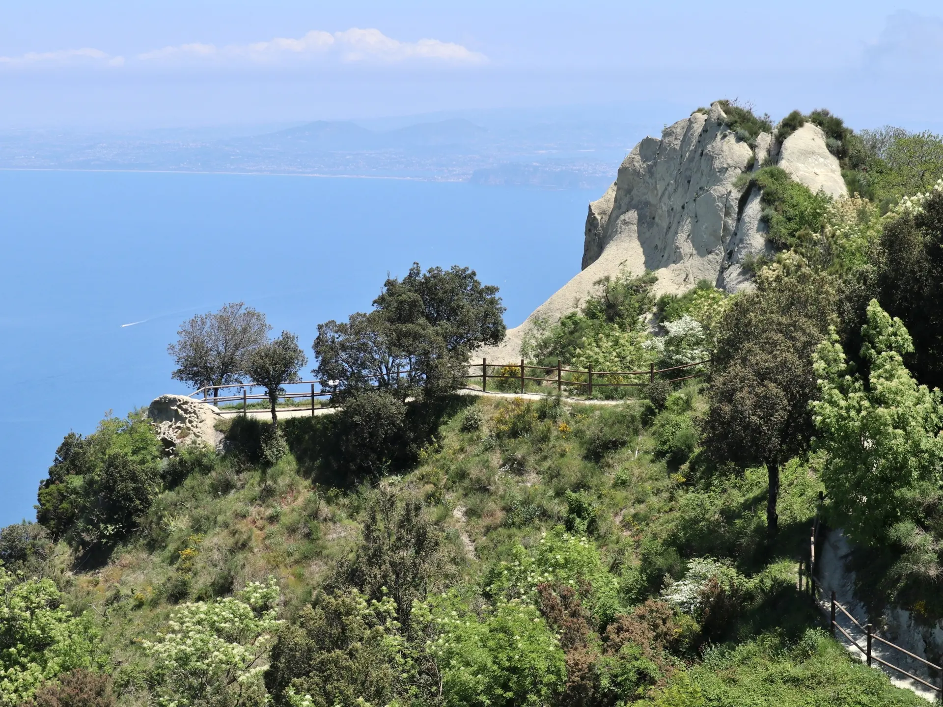 Ischia byder på flotte vandreture. Her er det udsigten ved Serrara Fontana