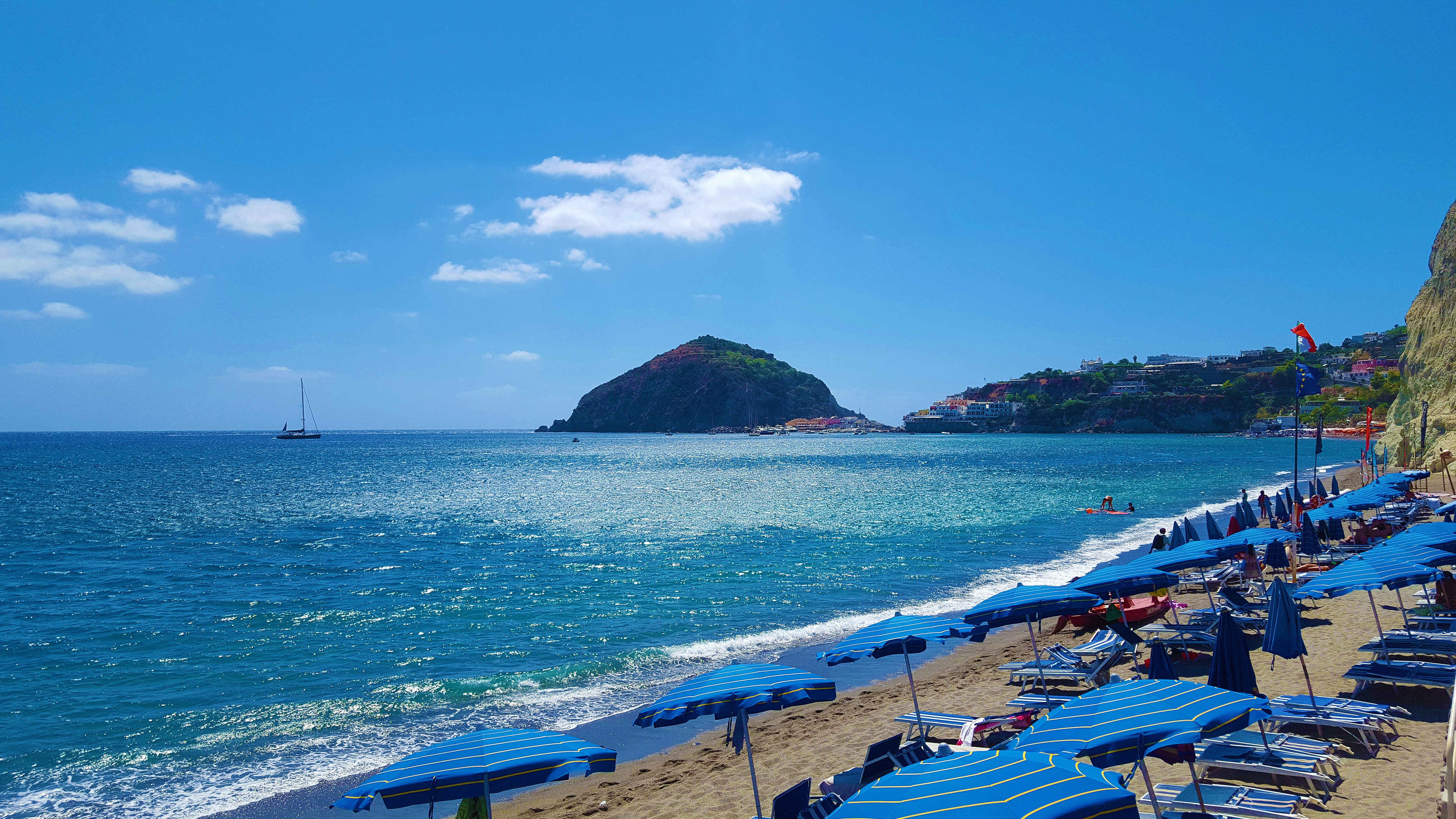 På Maronti Beach kan I leje liggestole og parasoller for dagen