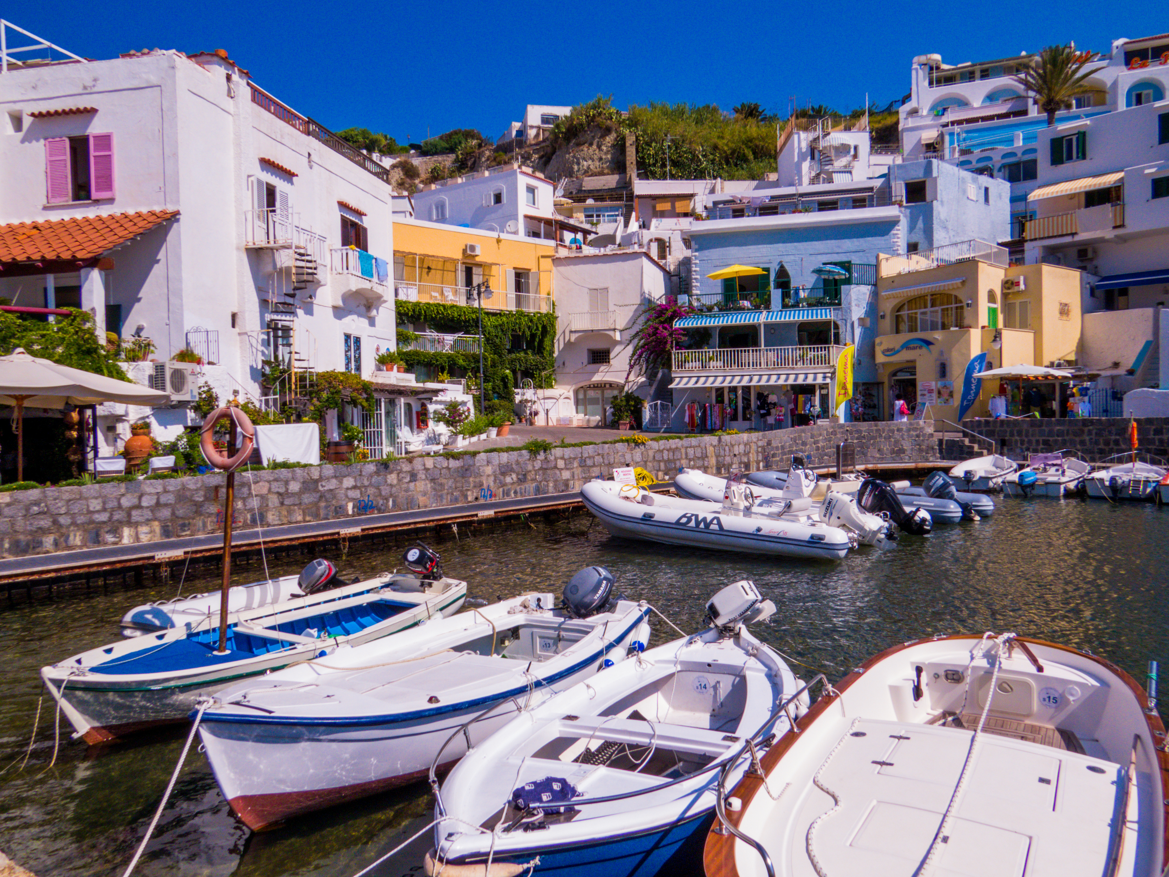 Der er hyggeligt i den lille havn i Sant'Angelo