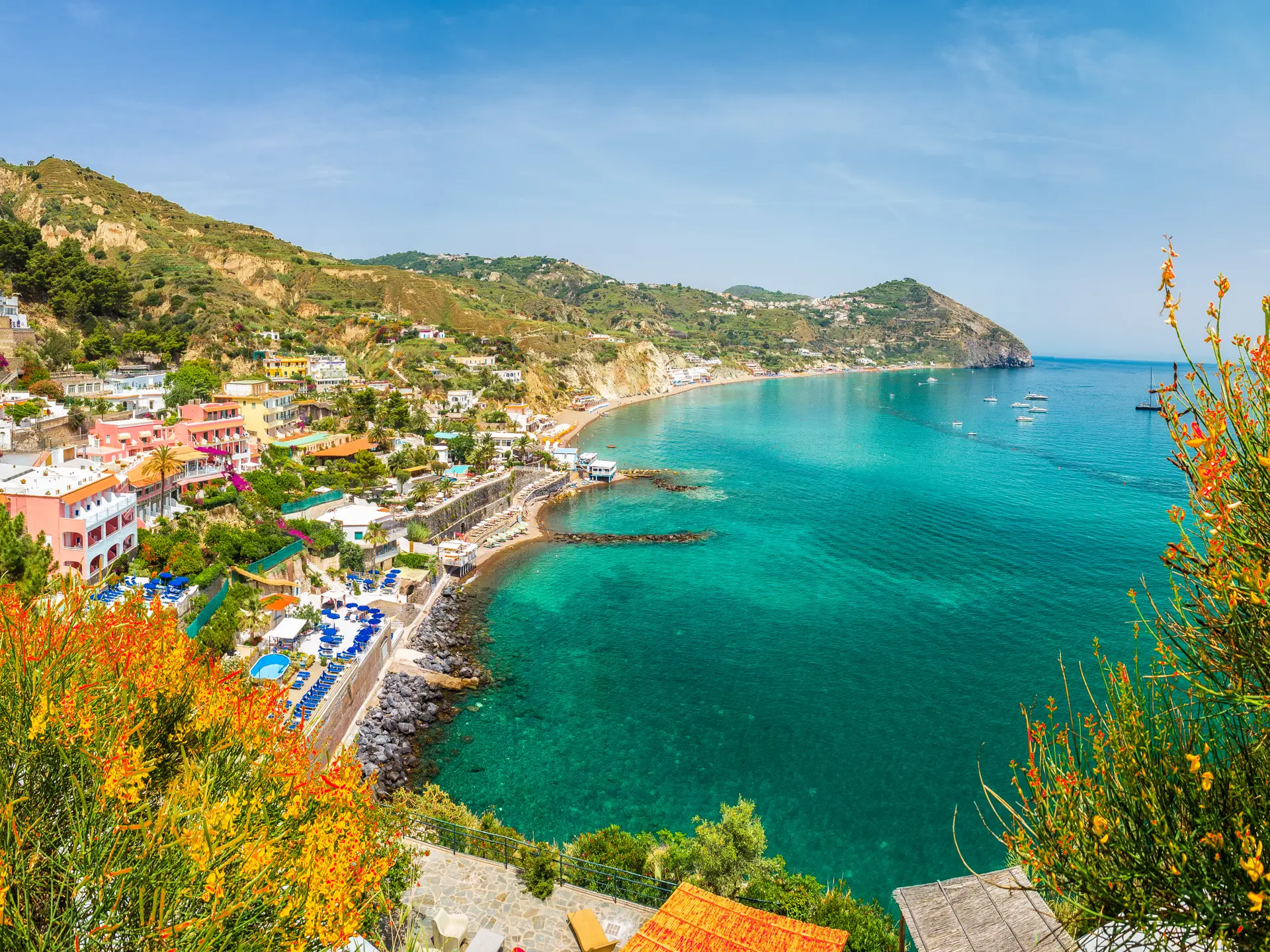 Vandet omkring Ischia er nærmest glasklart. Her ved Sant'Angelo