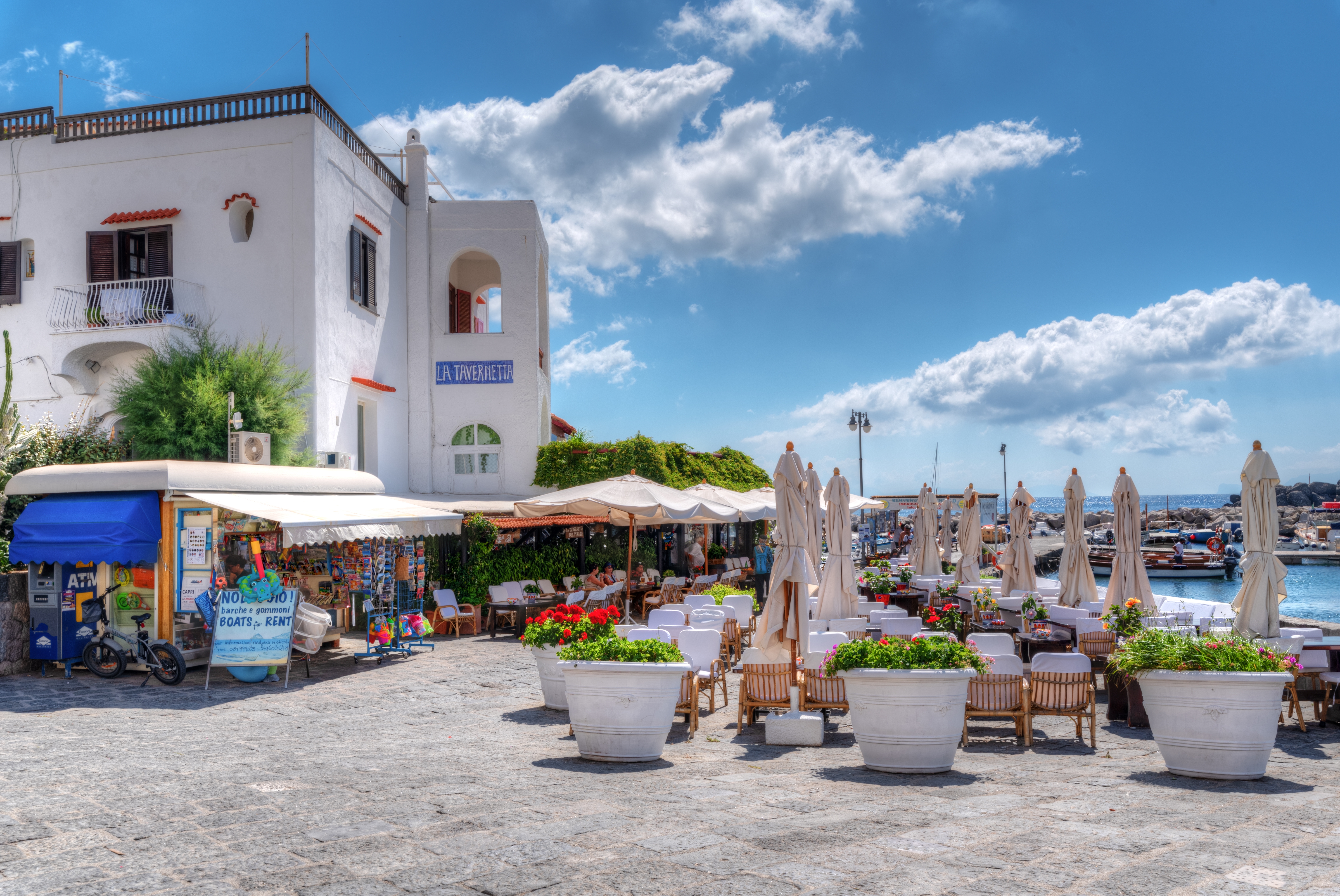Nyd en frokost på havnekanten i Sant'Angelo