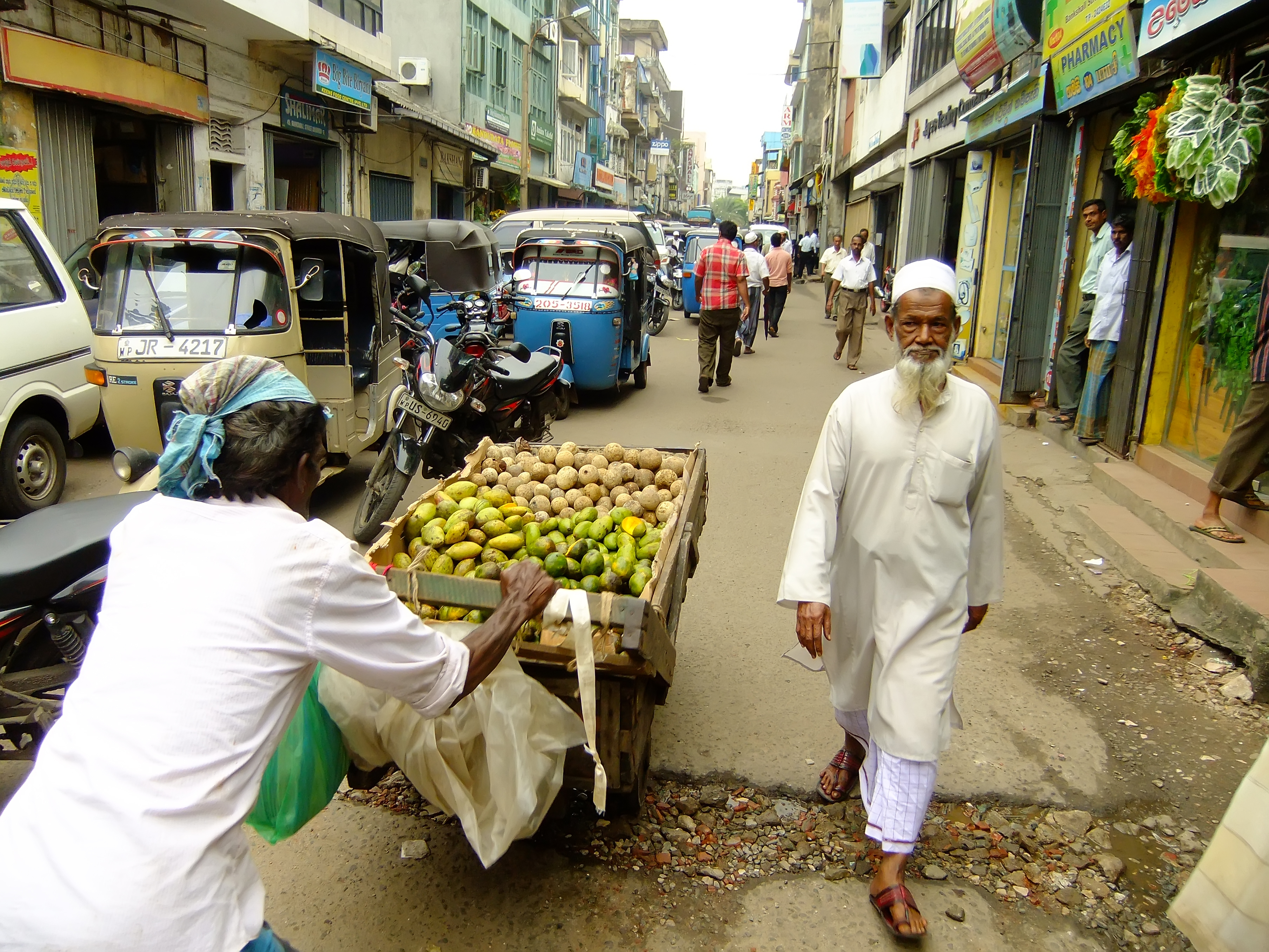dag 2 shutterstock_171705986 COLOMBO, SRI LANKA - DECEMBER 27 The street of Pettah area on December.jpg