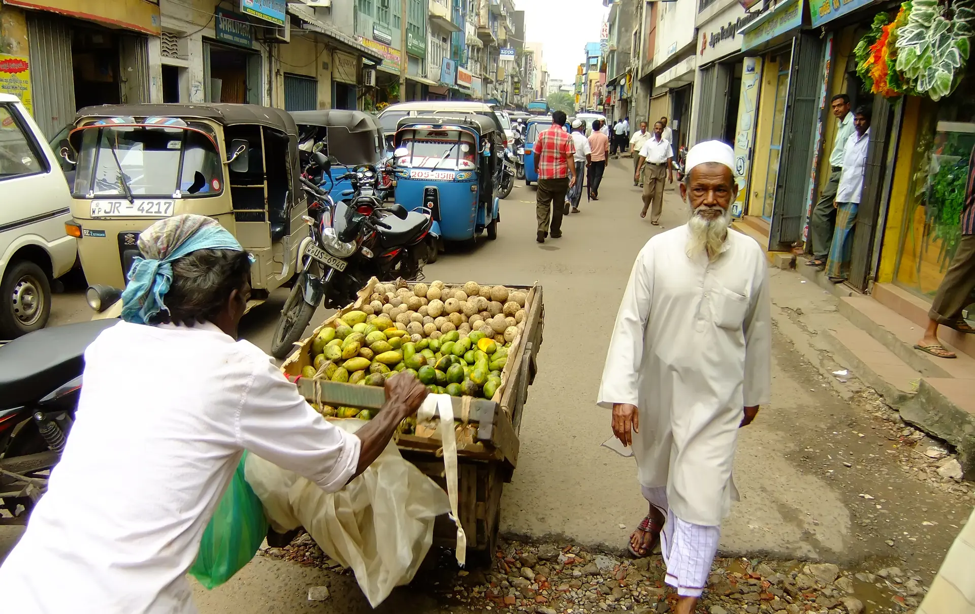 dag 2 shutterstock_171705986 COLOMBO, SRI LANKA - DECEMBER 27 The street of Pettah area on December.jpg