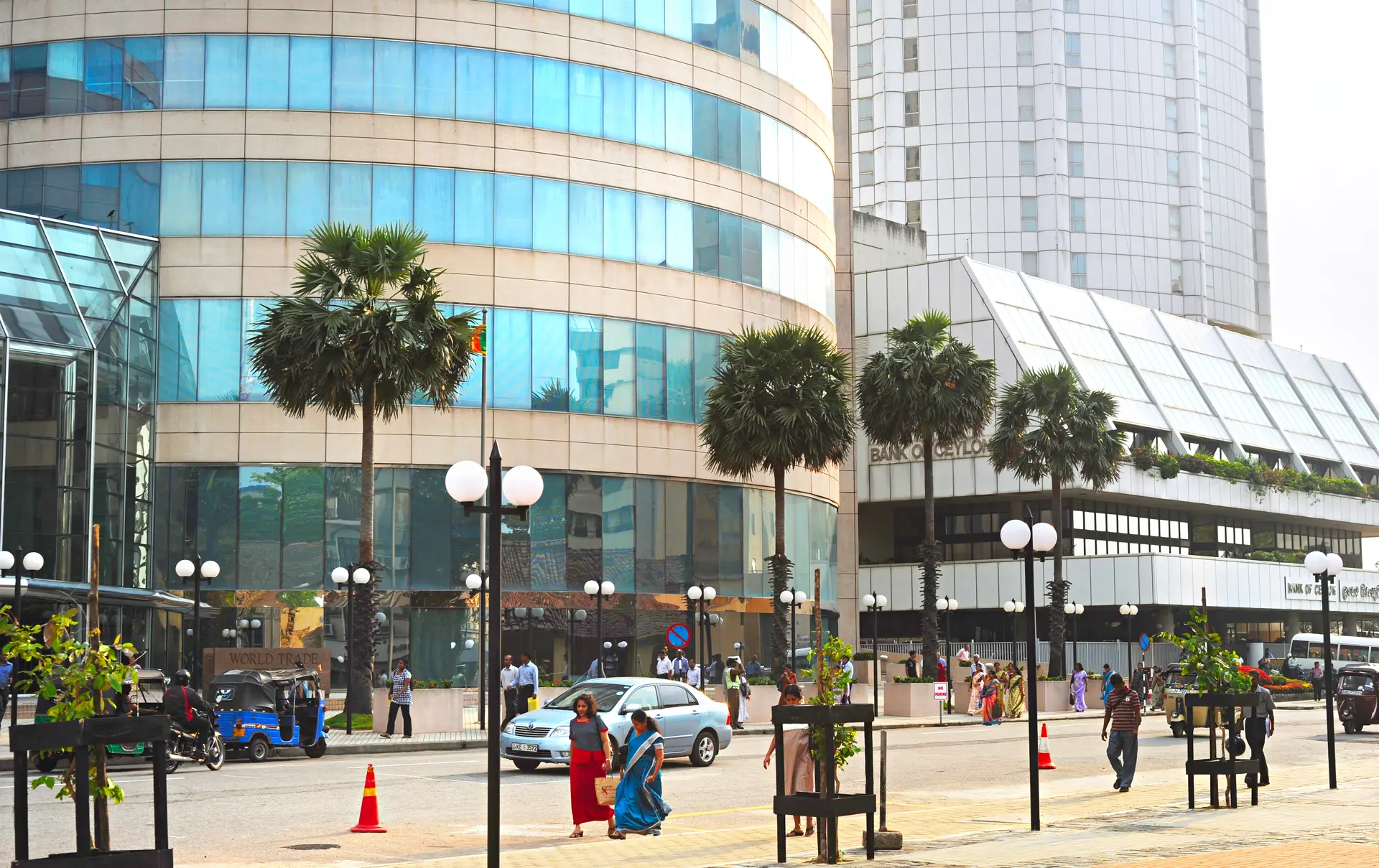dag 2 shutterstock_302867792 COLOMBO, 2013 People walking in front of the World Trade Center..jpg