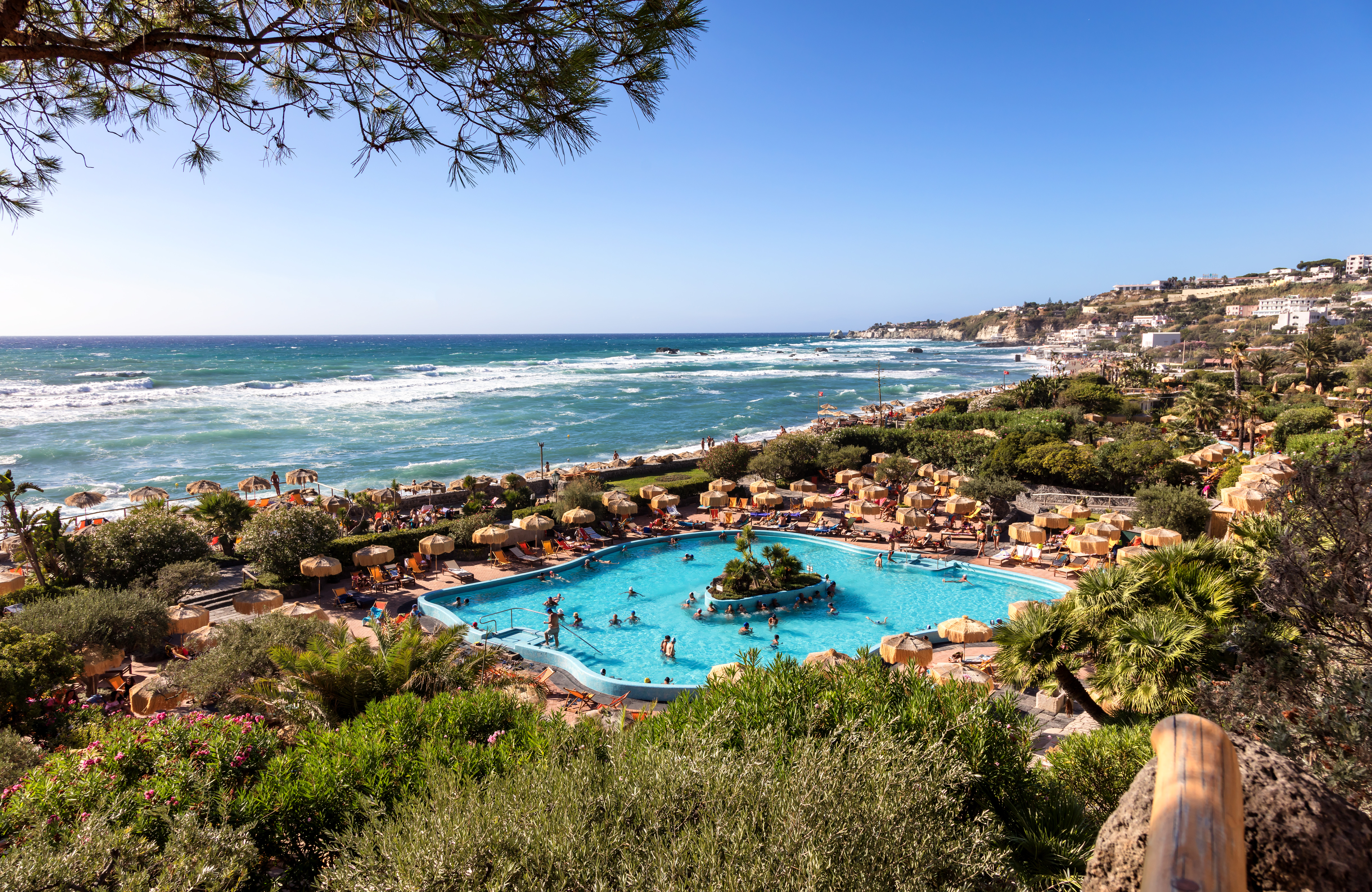 Prøv de varme bade i Giardini Poseidon. Det ligger tæt på Semiramis