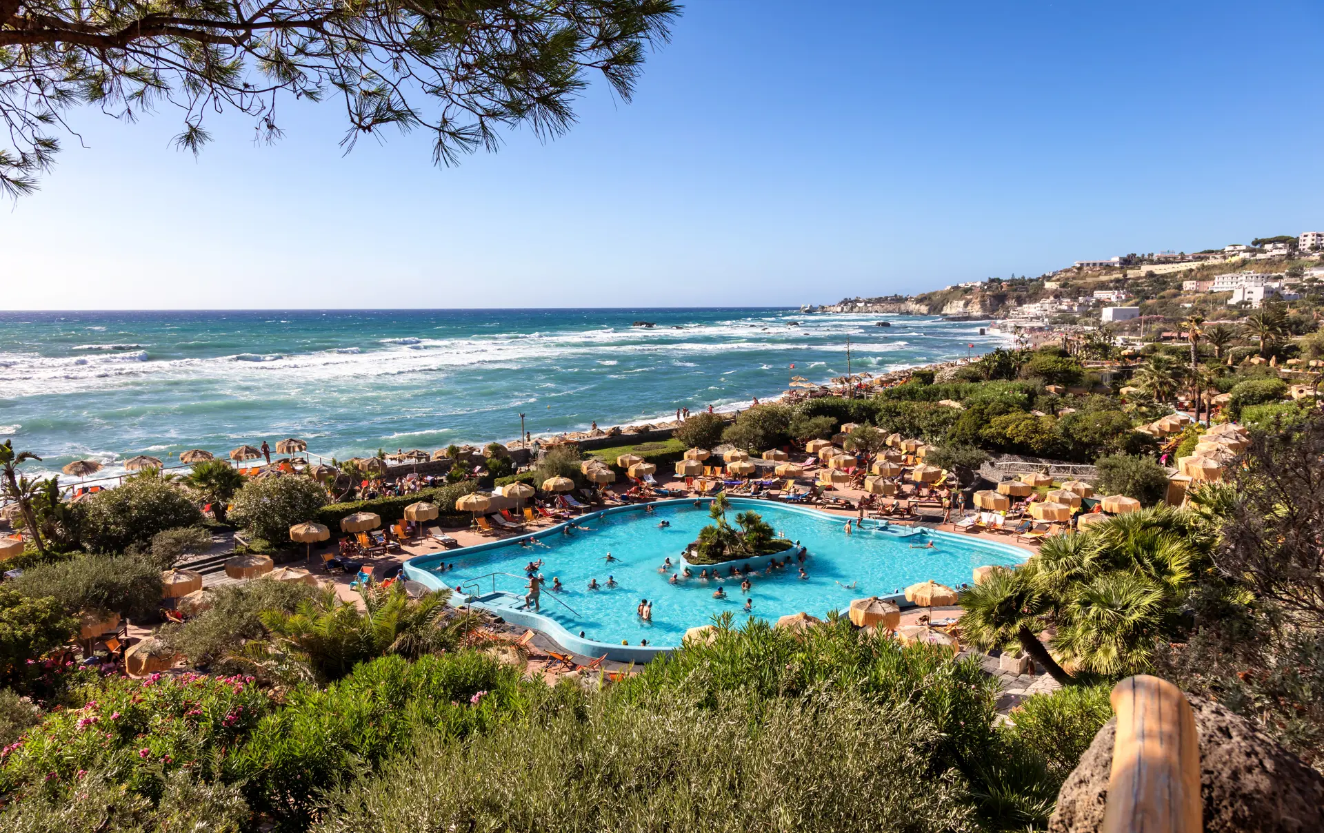 Prøv de varme bade i Giardini Poseidon. Det ligger tæt på Semiramis